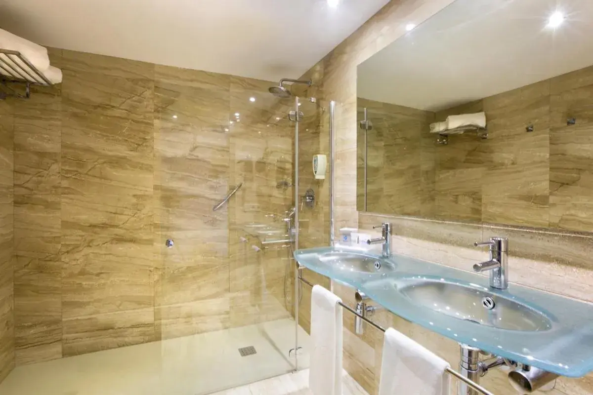 Bathroom in Grupotel Taurus Park Bathroom in Grupotel Taurus Park