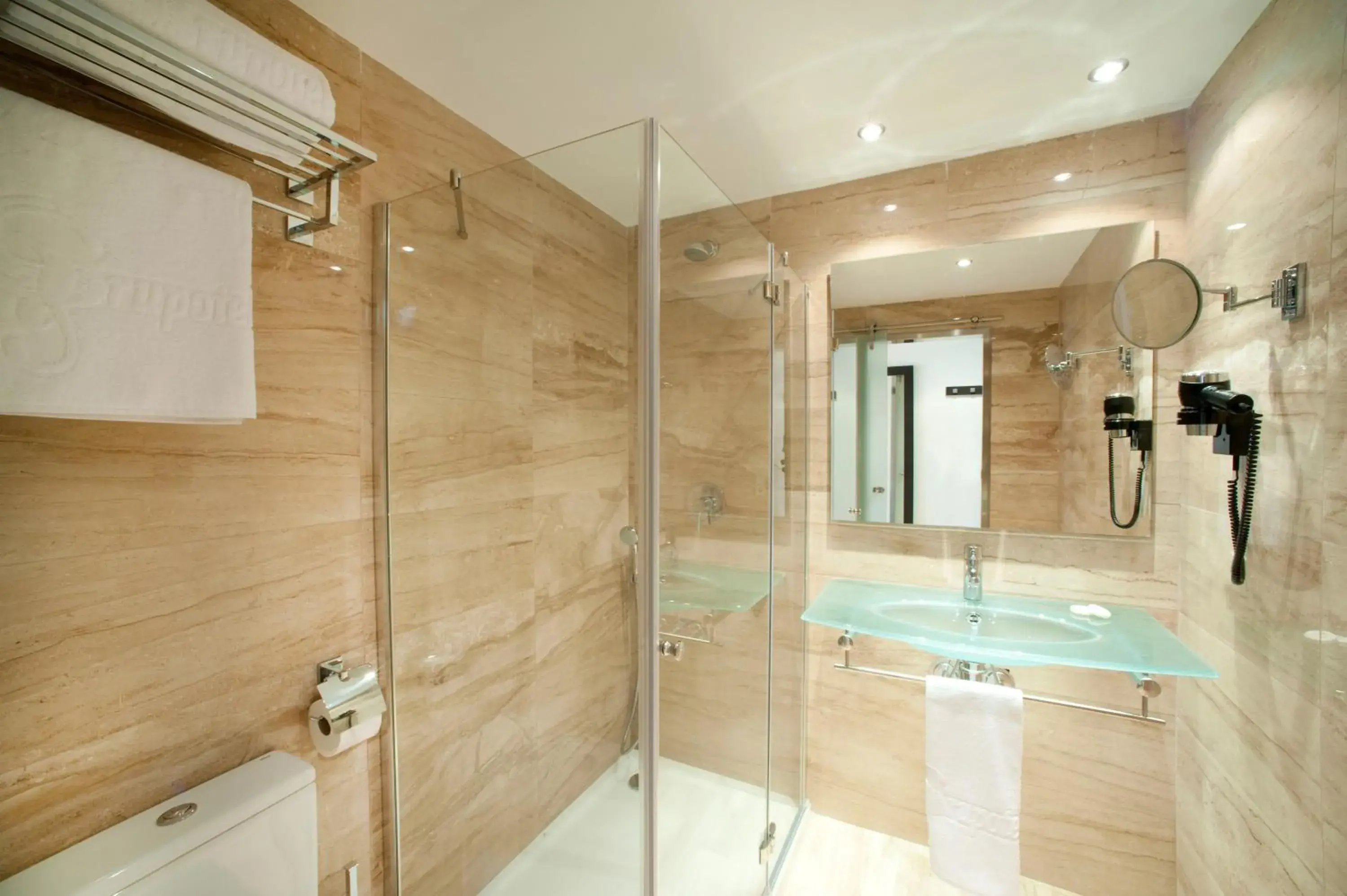 Bathroom in Grupotel Taurus Park Bathroom in Grupotel Taurus Park