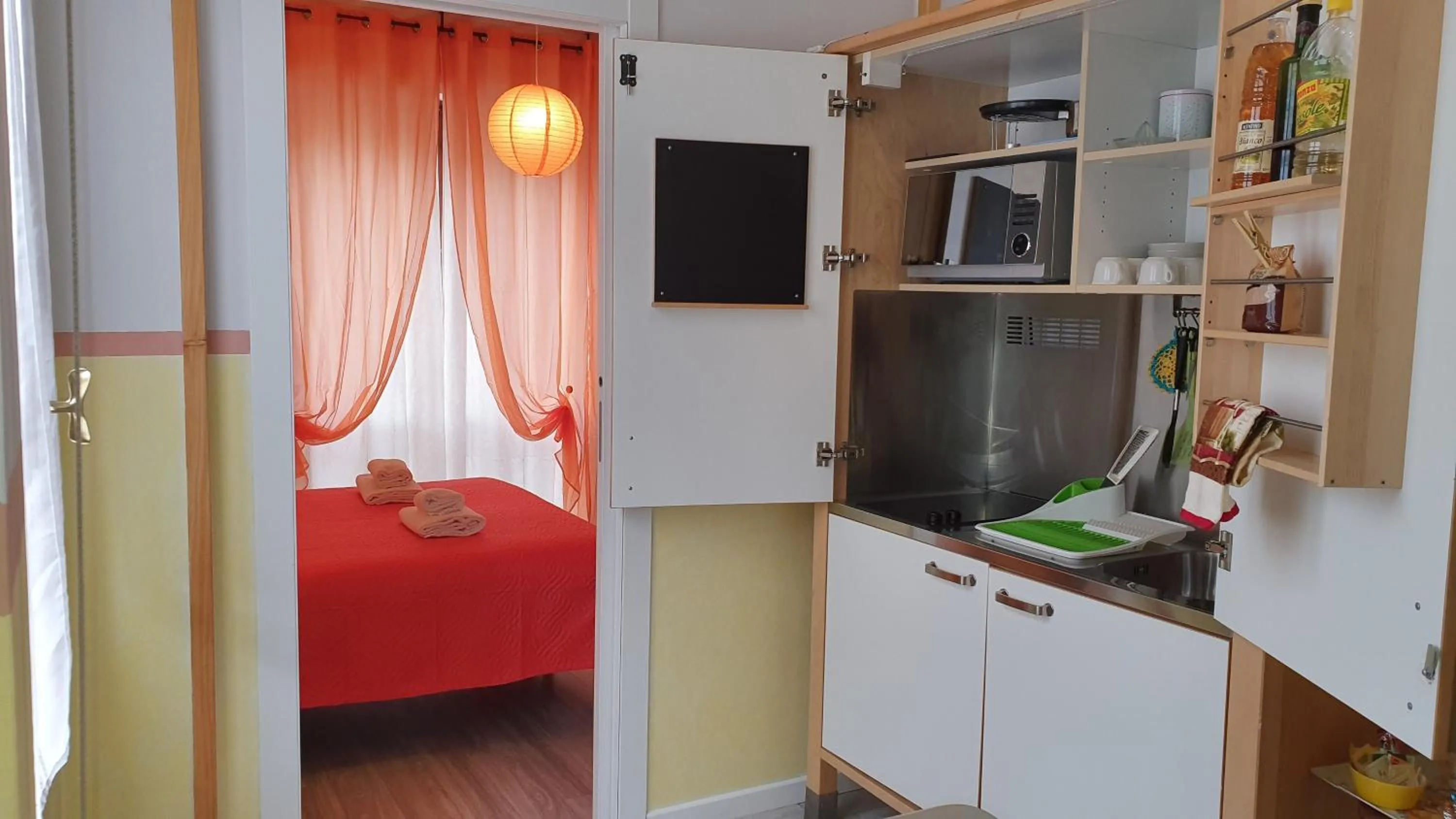 Kitchen or kitchenette, Bed in Il Giglio Guest House