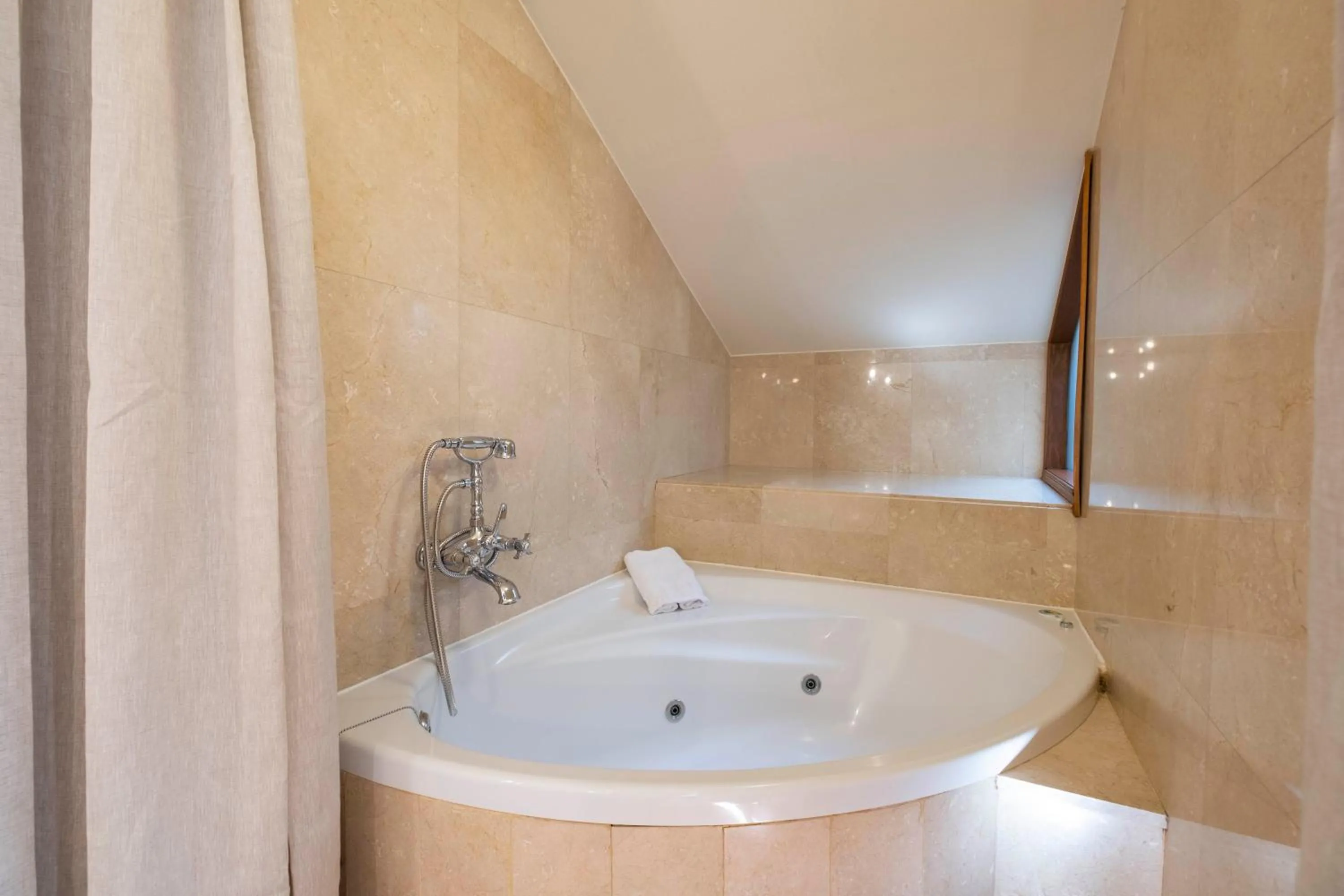 Hot Tub in Hotel Cetina Palacio Ayala Berganza