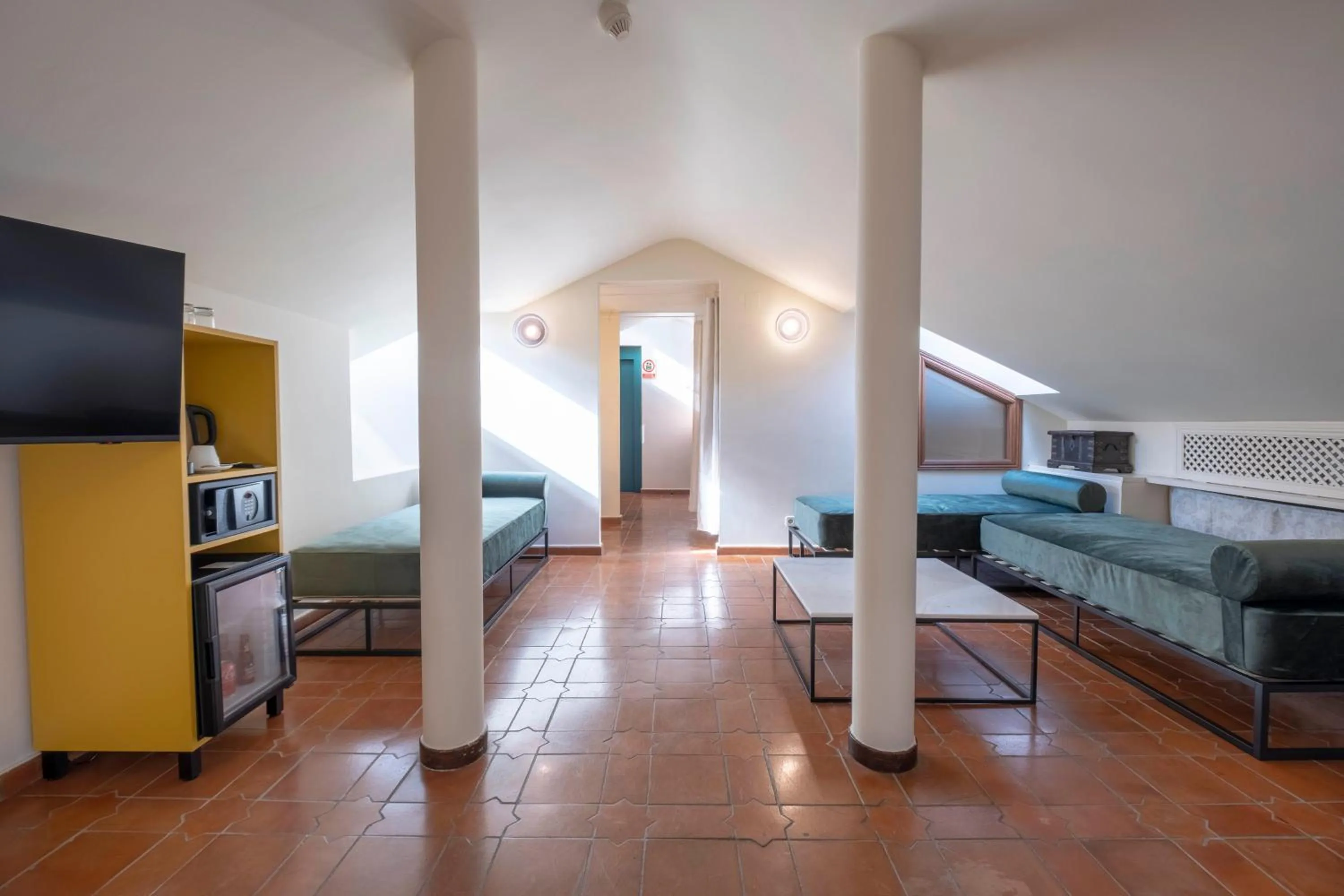 Communal lounge/ TV room, Bed in Hotel Cetina Palacio Ayala Berganza