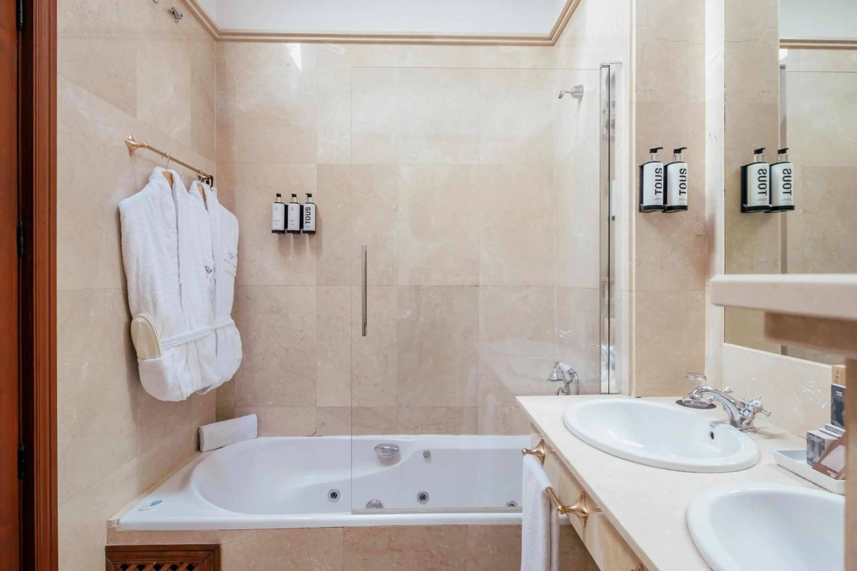 Shower in Hotel Cetina Palacio Ayala Berganza