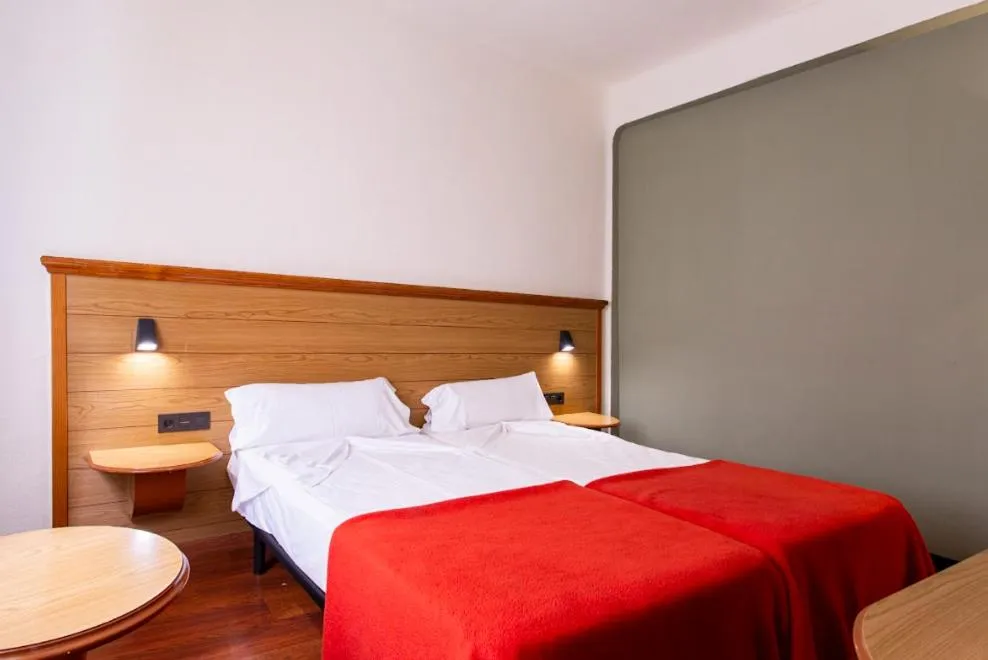 Photo of the whole room, Bed in Negresco Gran Via