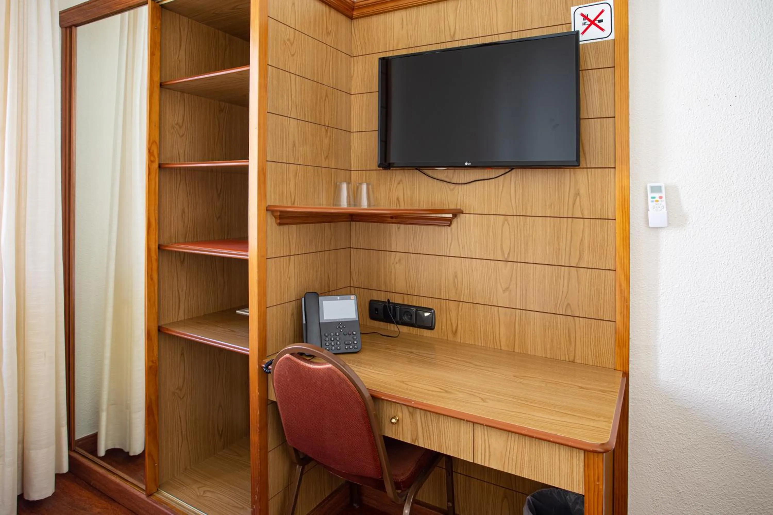 TV and multimedia in Negresco Gran Via