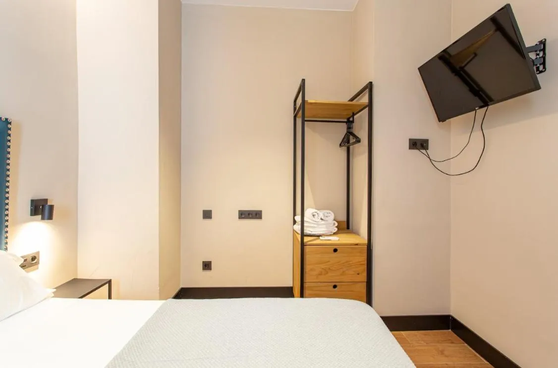 Photo of the whole room, Bed in Negresco Gran Via