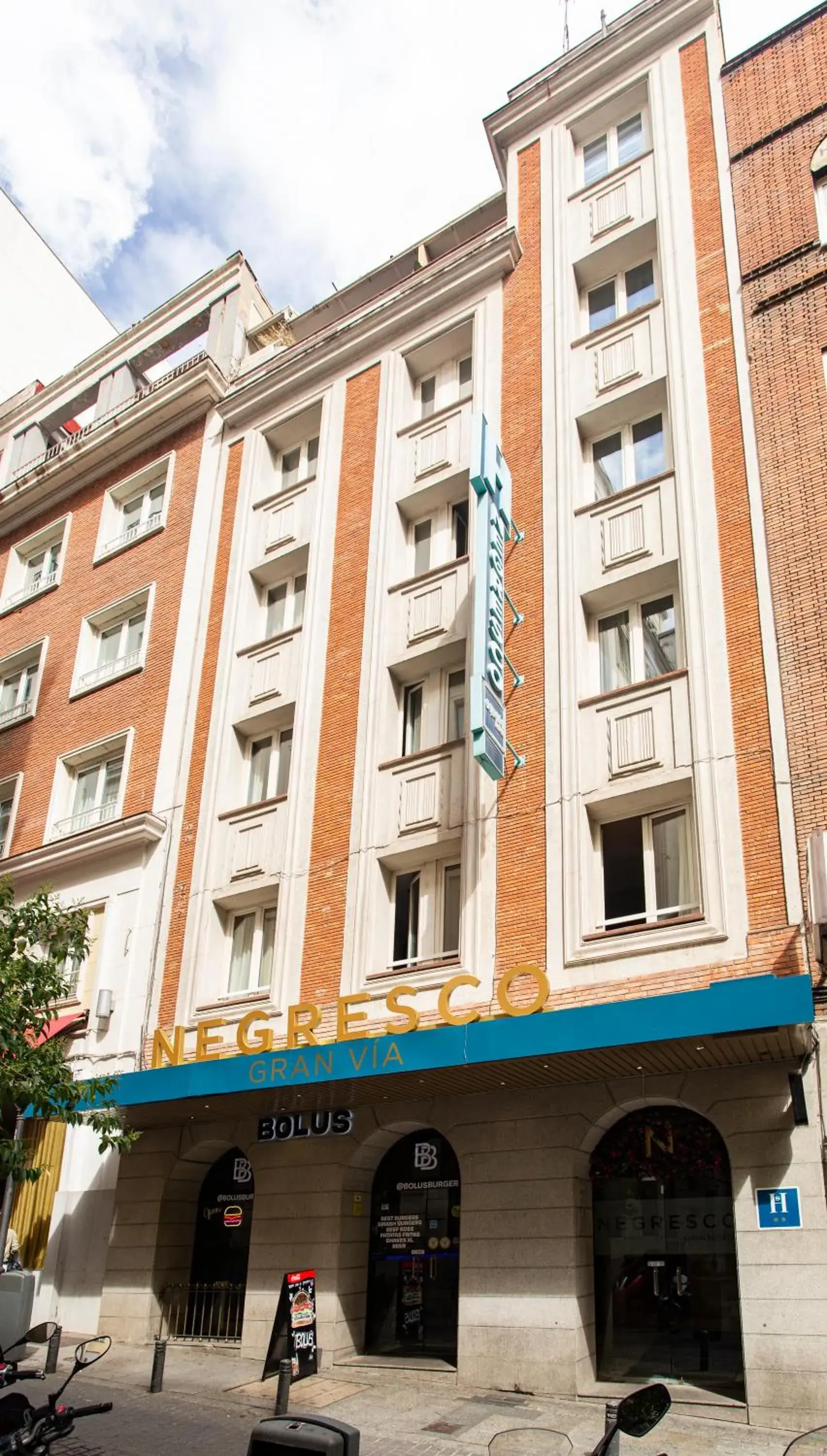 Facade/entrance in Negresco Gran Via Facade/entrance in Negresco Gran Via