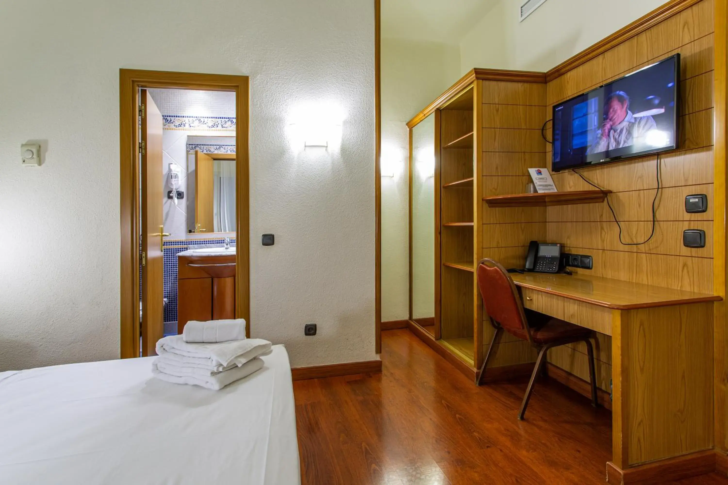 Bedroom, Bed in Negresco Gran Via Bedroom, Bed in Negresco Gran Via