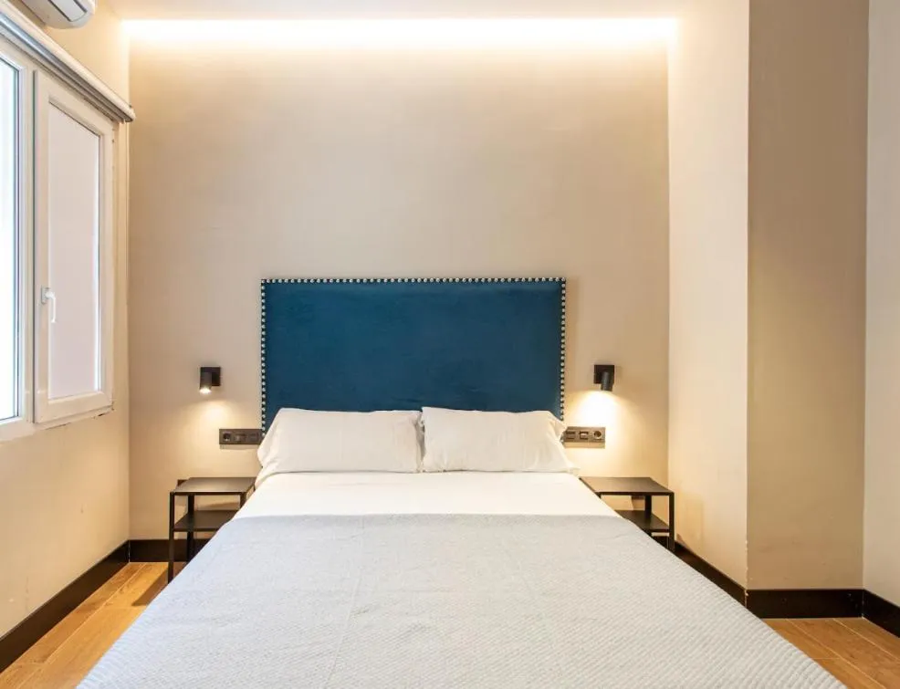 Photo of the whole room, Bed in Negresco Gran Via