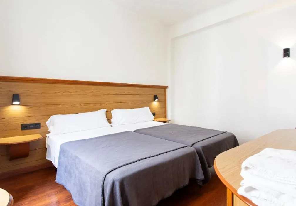 Photo of the whole room, Bed in Negresco Gran Via