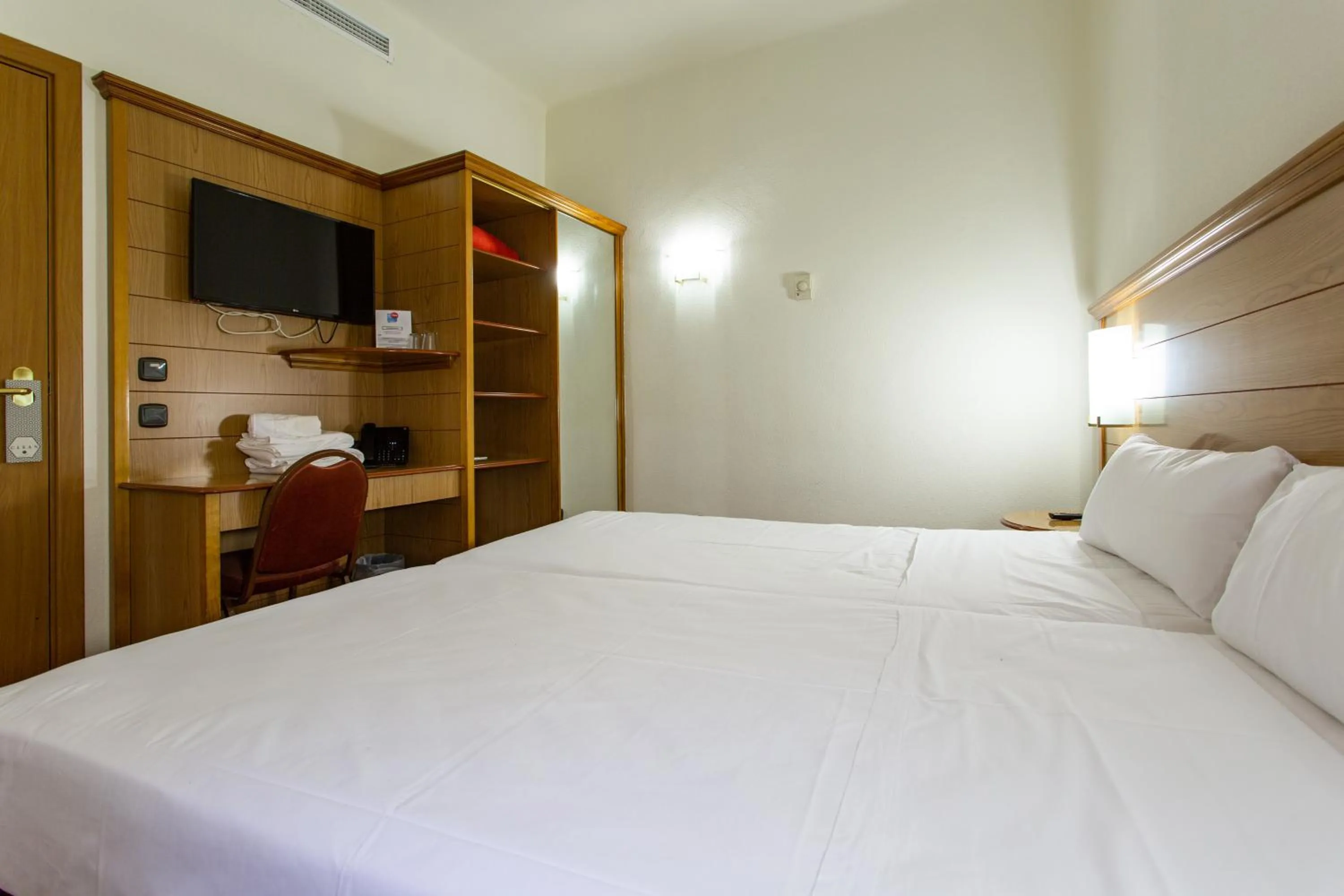 Bedroom, Bed in Negresco Gran Via