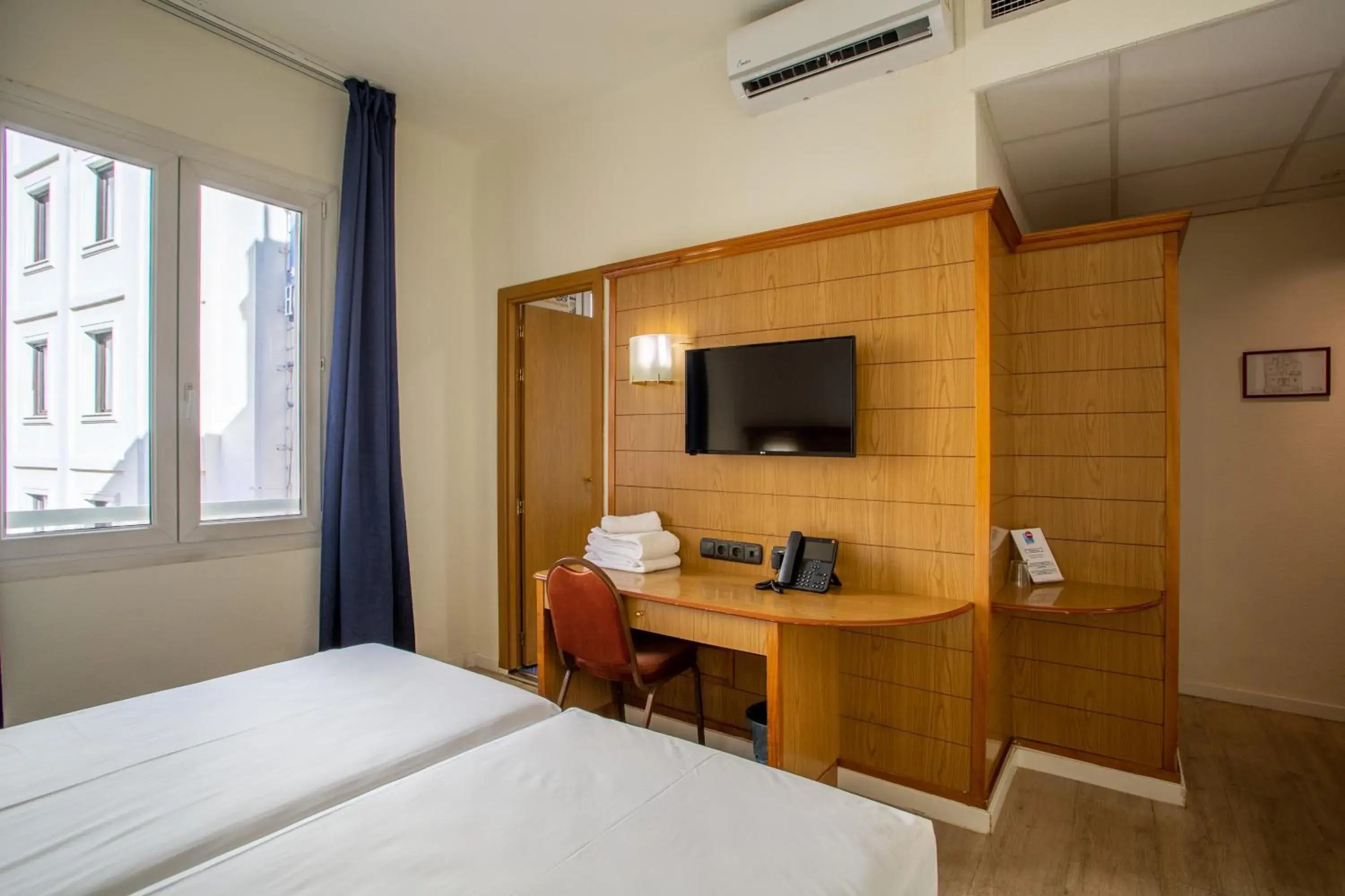 Bedroom, Bed in Negresco Gran Via Bedroom, Bed in Negresco Gran Via