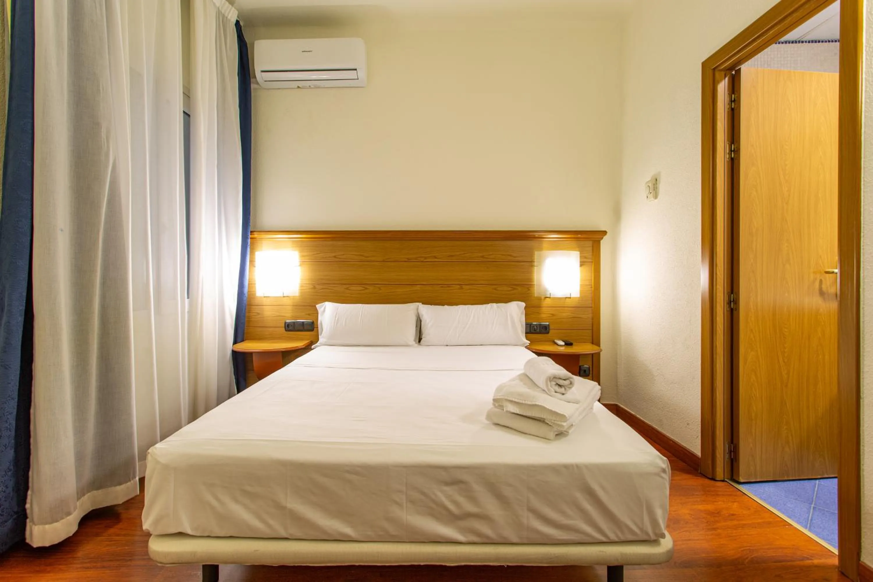 Bedroom, Bed in Negresco Gran Via