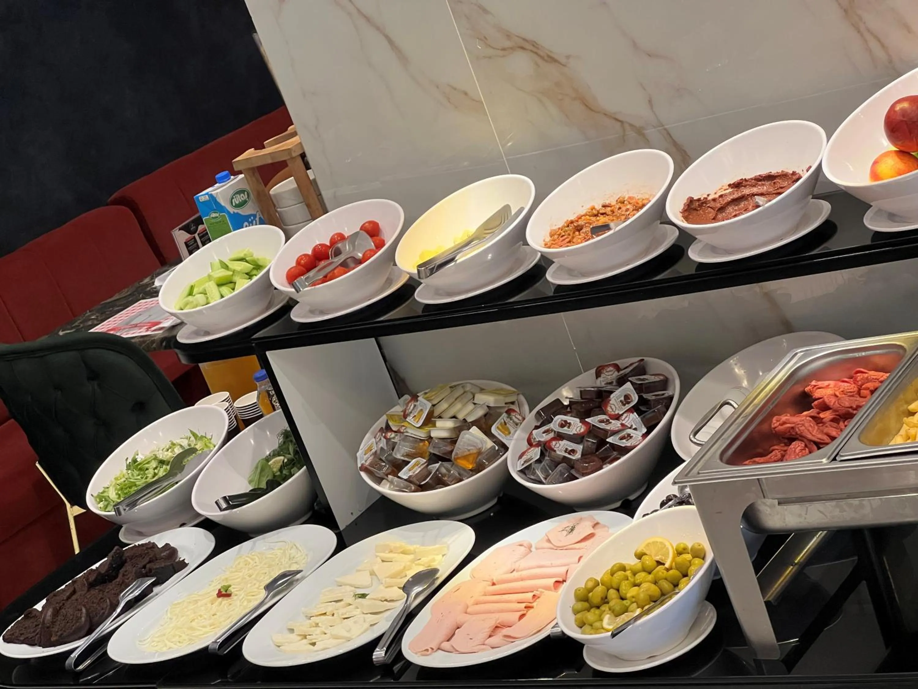 Food and drinks in AXU AIRPORT HOTEL