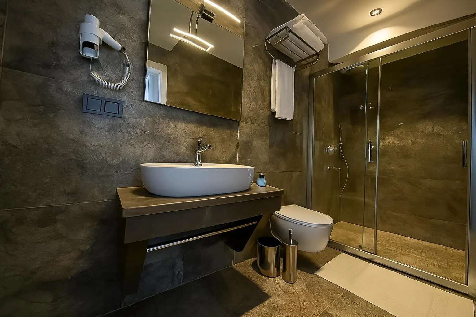 Shower in AXU AIRPORT HOTEL