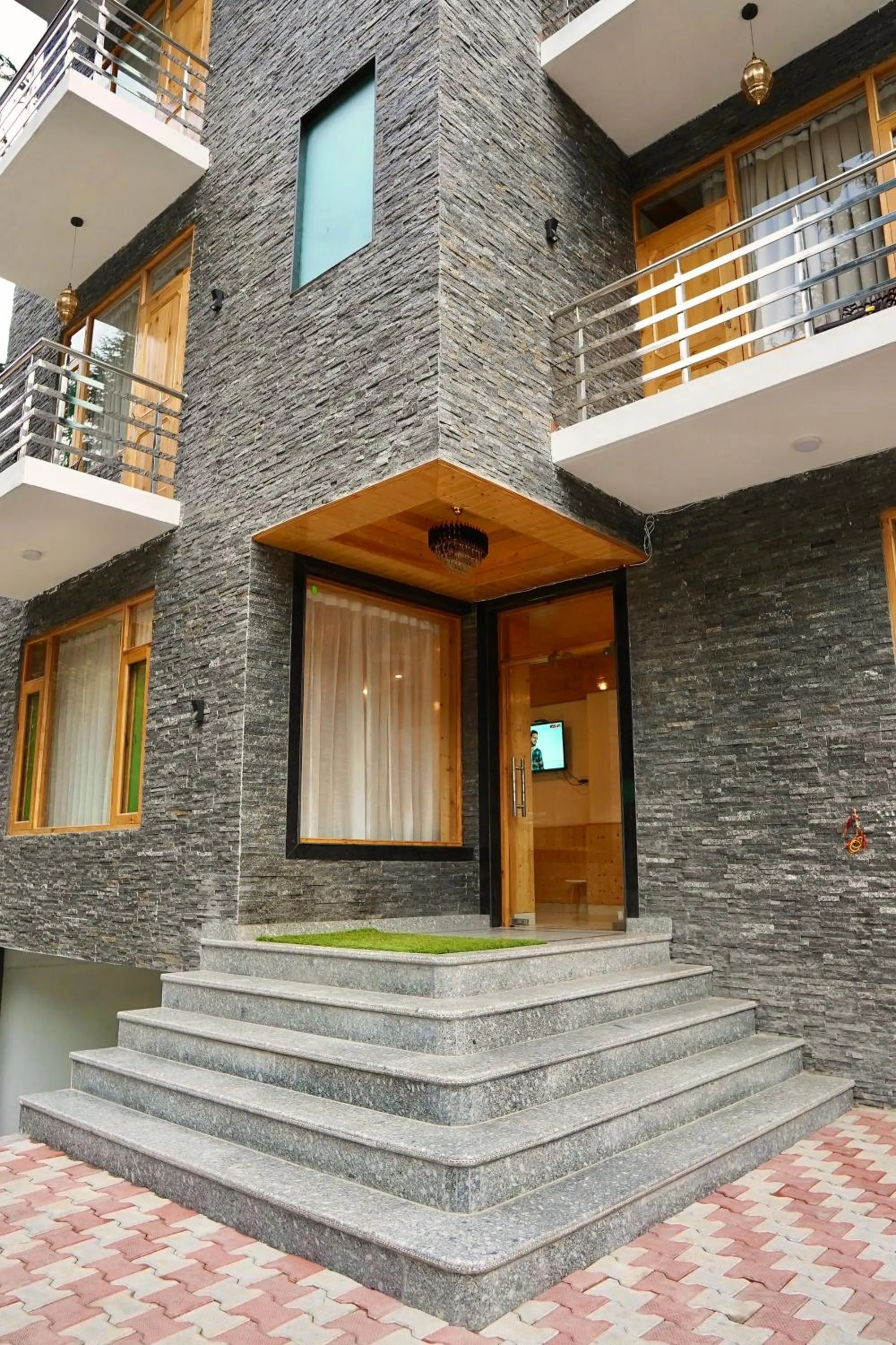 Facade/entrance in North Deodar Avenue, Manali