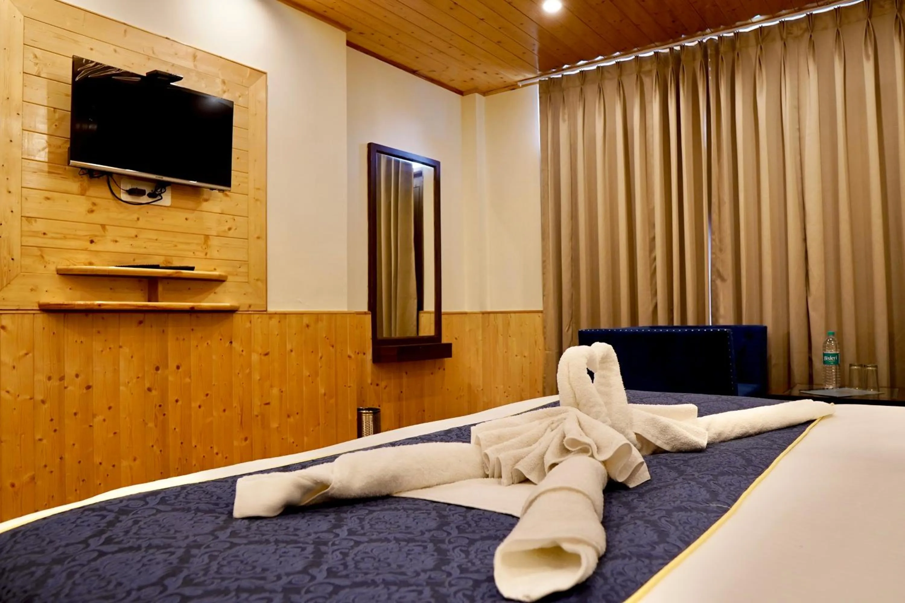 Bed in North Deodar Avenue, Manali