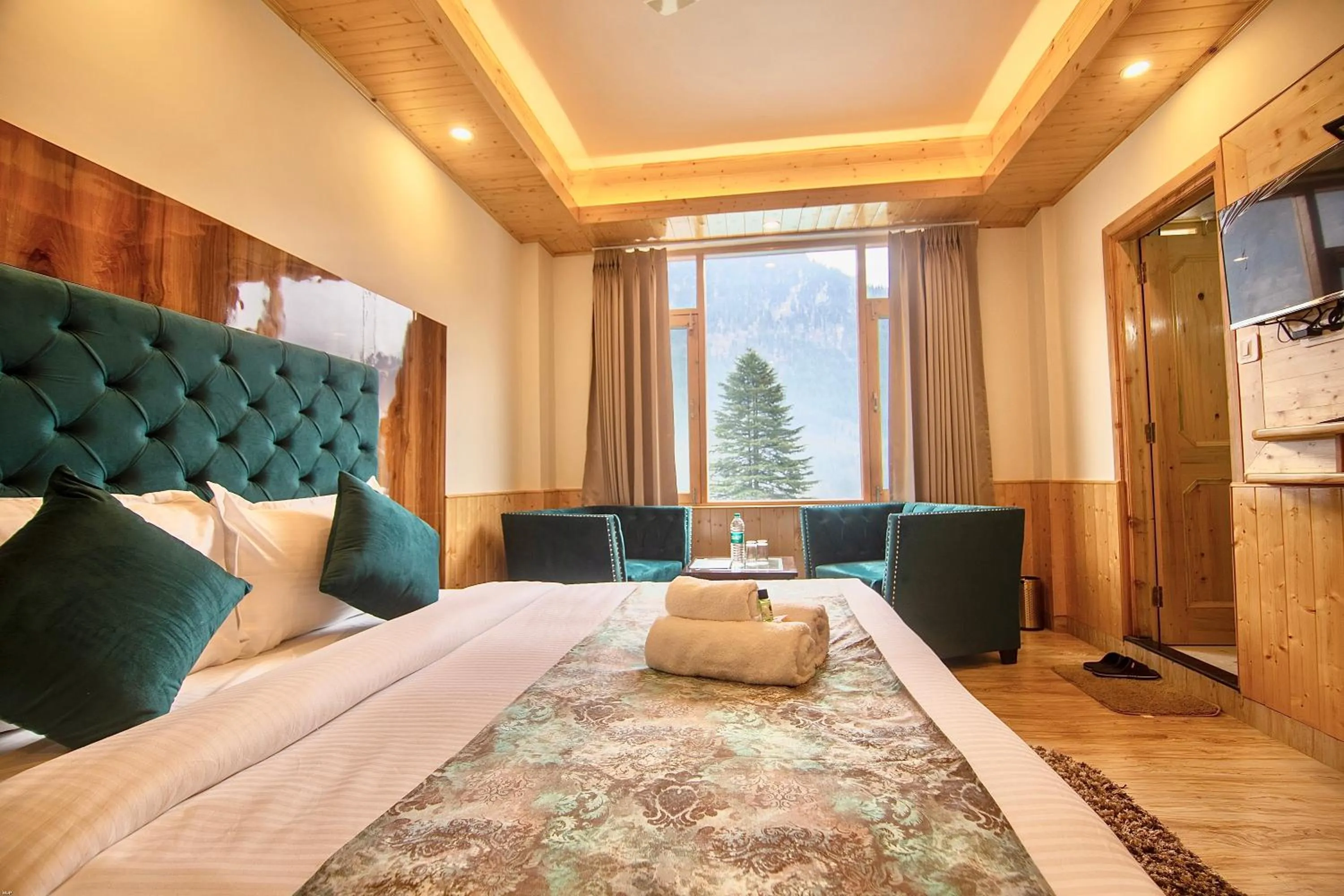 Photo of the whole room, Bed in North Deodar Avenue, Manali