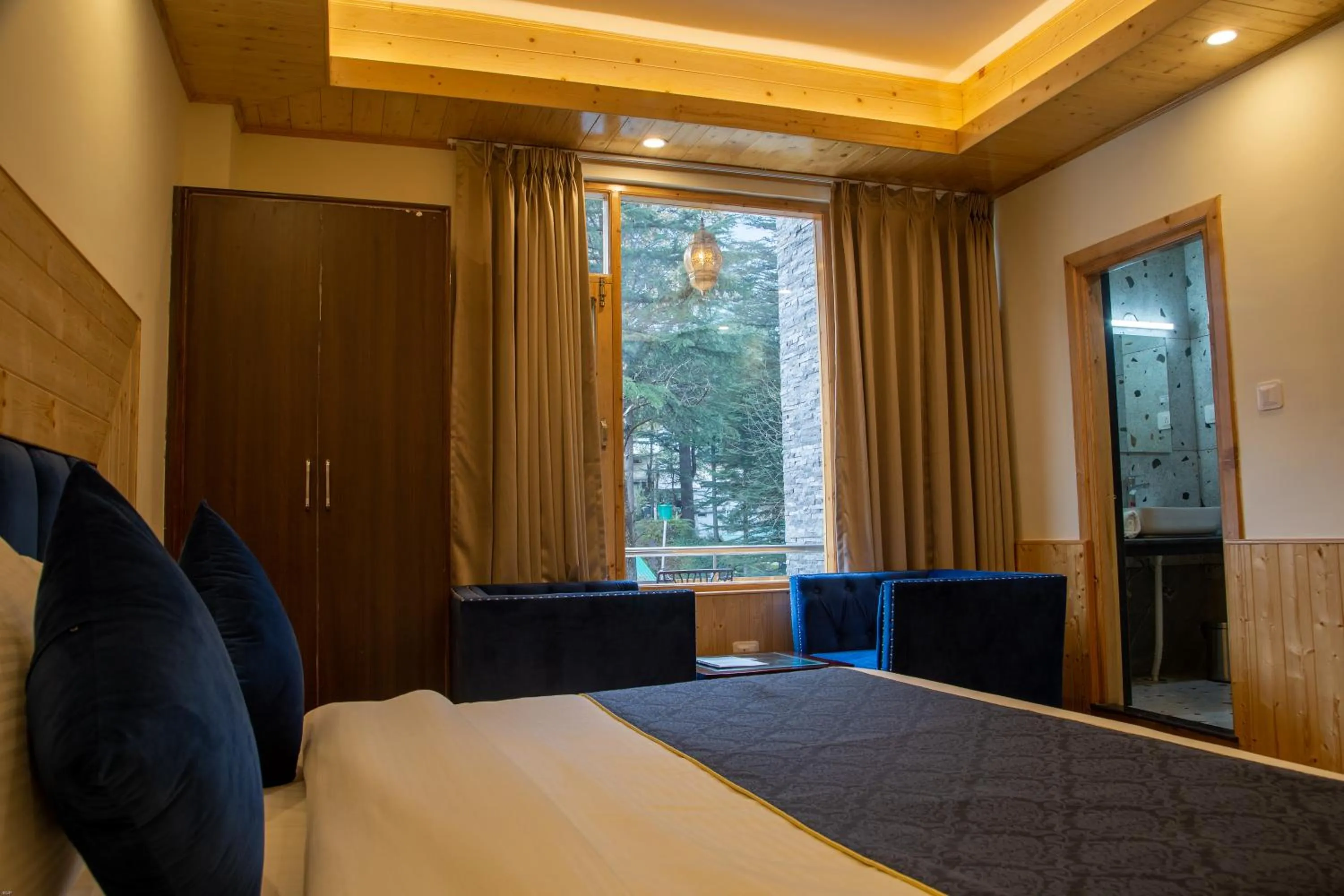 Bed in North Deodar Avenue, Manali