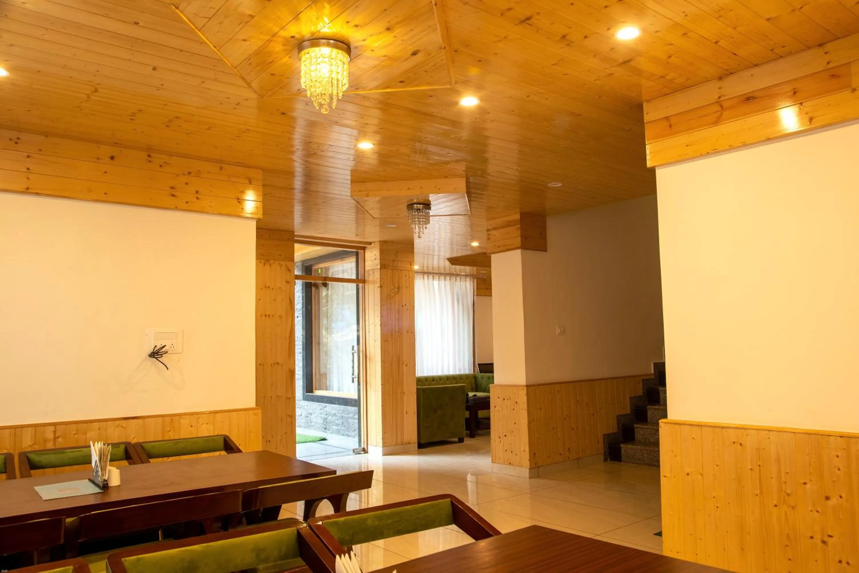 Restaurant/places to eat in North Deodar Avenue, Manali