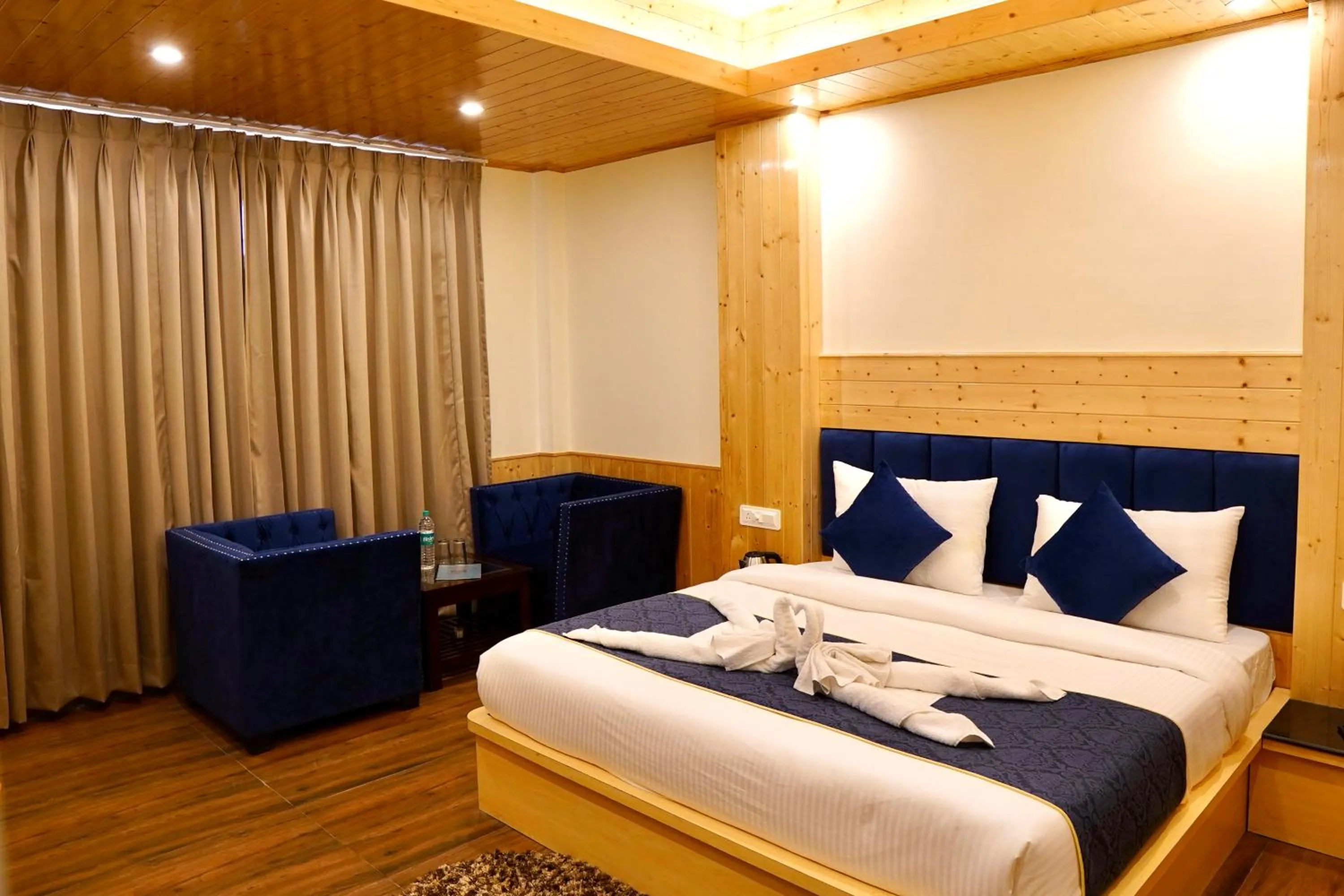 Bedroom, Bed in North Deodar Avenue, Manali