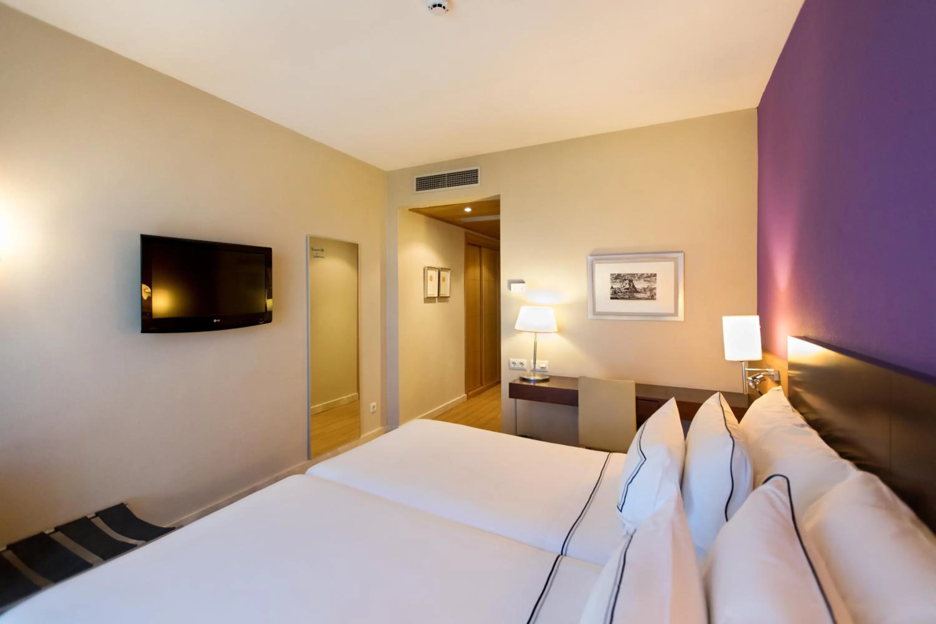 Property building, Bed in Hotel Salamanca Montalvo