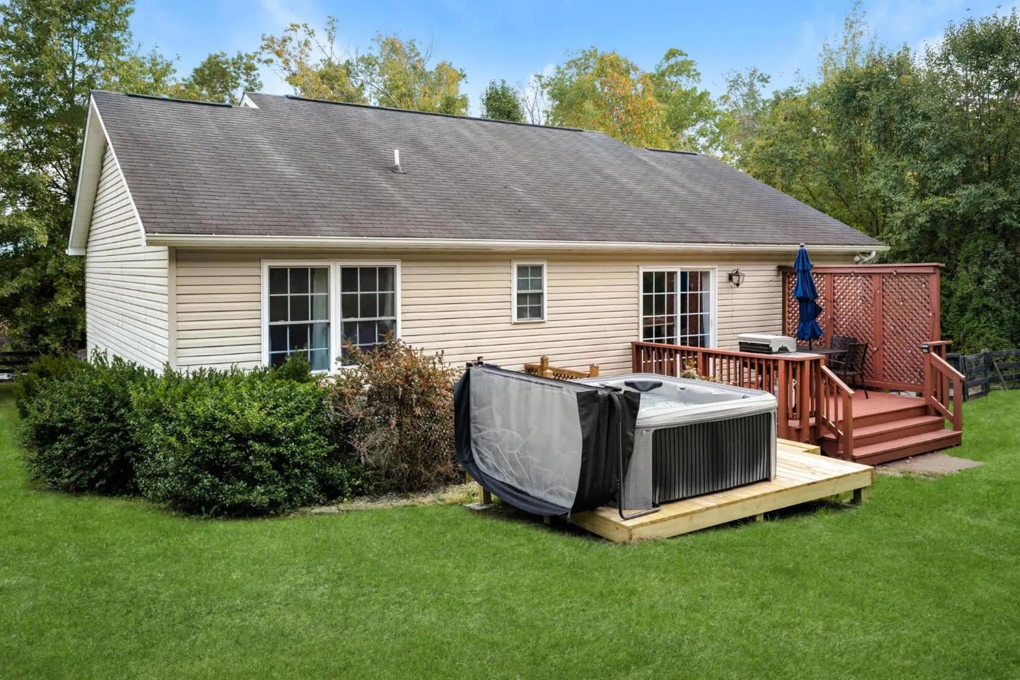 Property building in Modern decor, Hot Tub, Fire Pit & River Access!