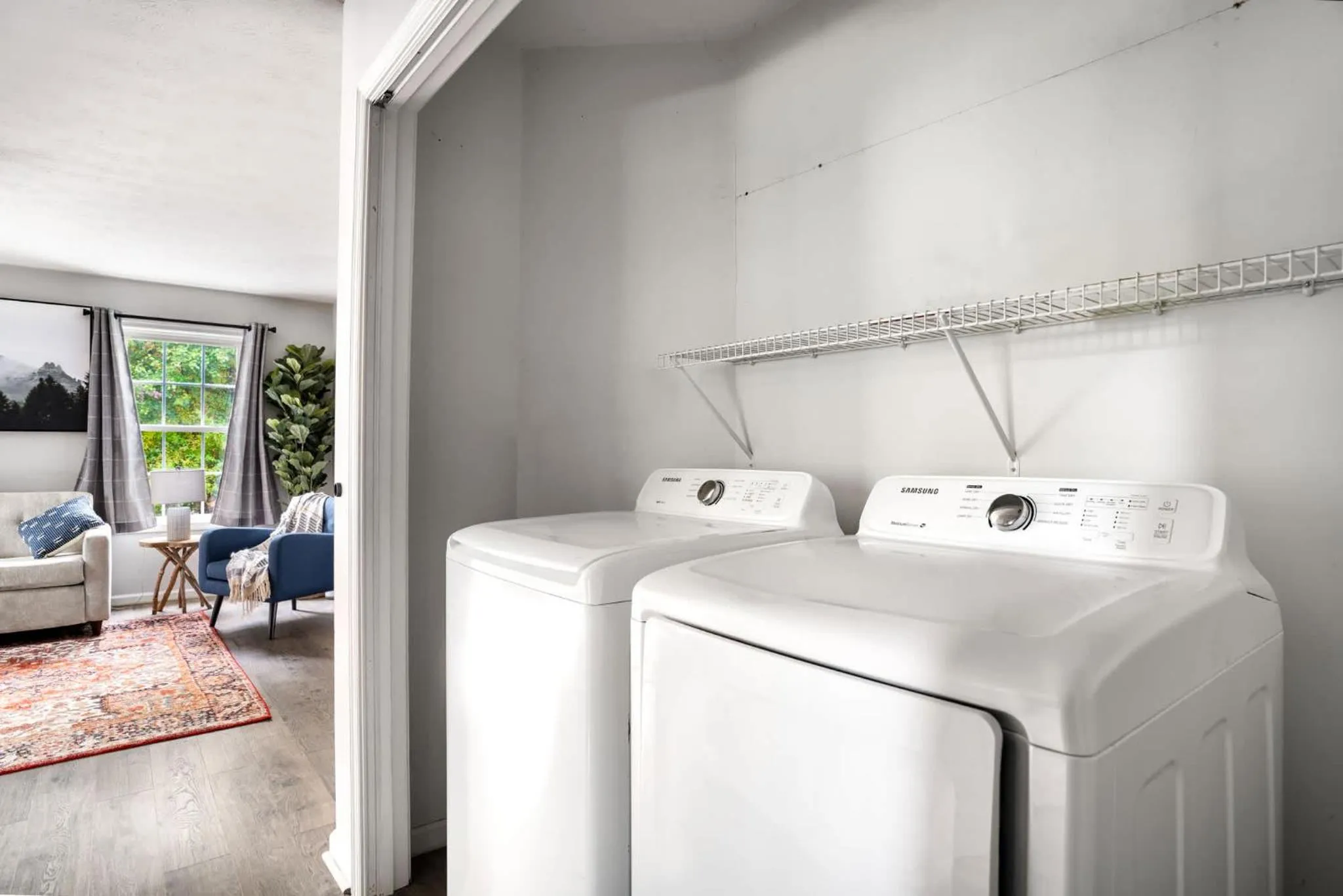 washing machine, Bed in Modern decor, Hot Tub, Fire Pit & River Access!