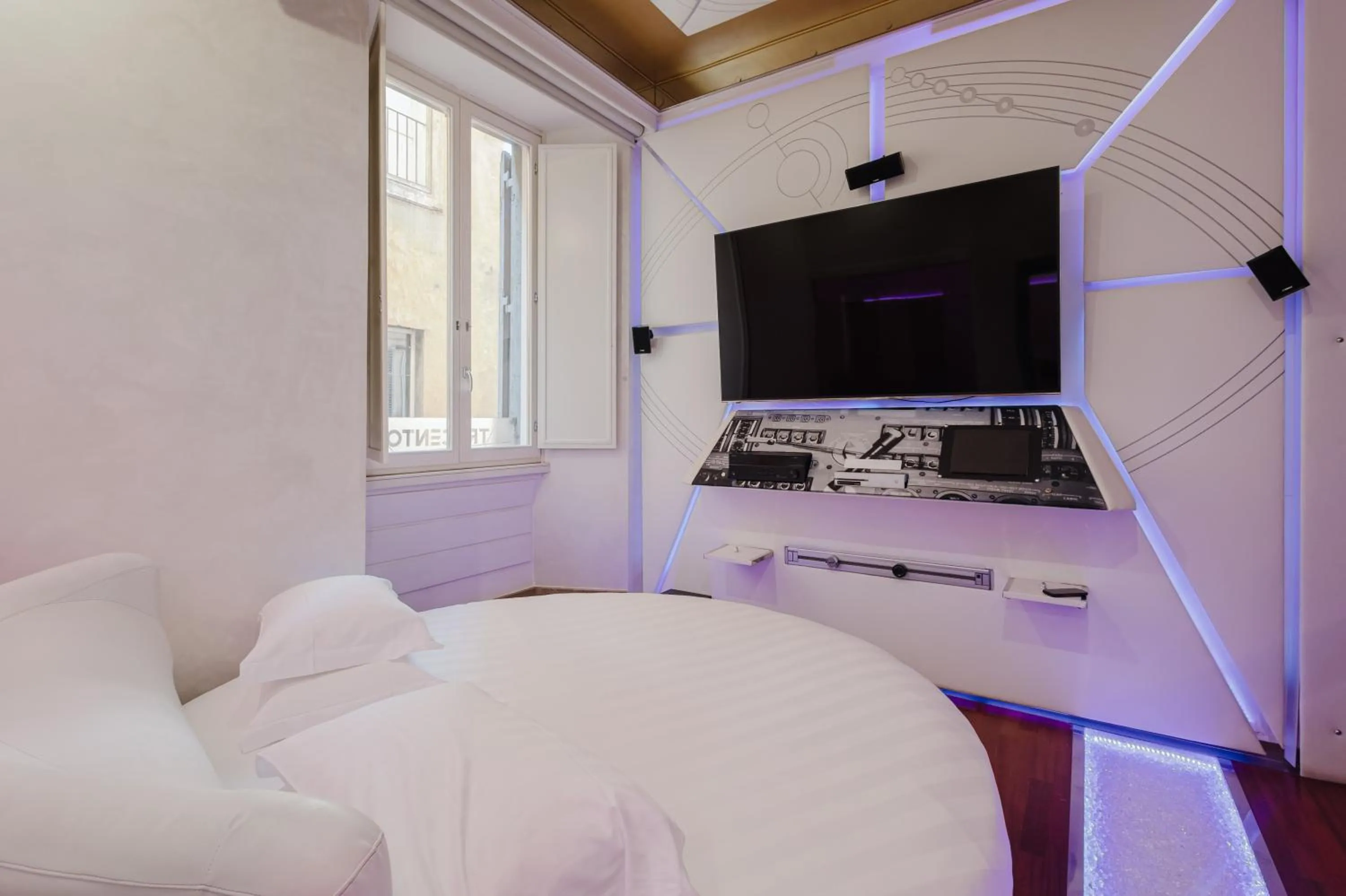 Communal lounge/ TV room, Bed in Hotel Trecento