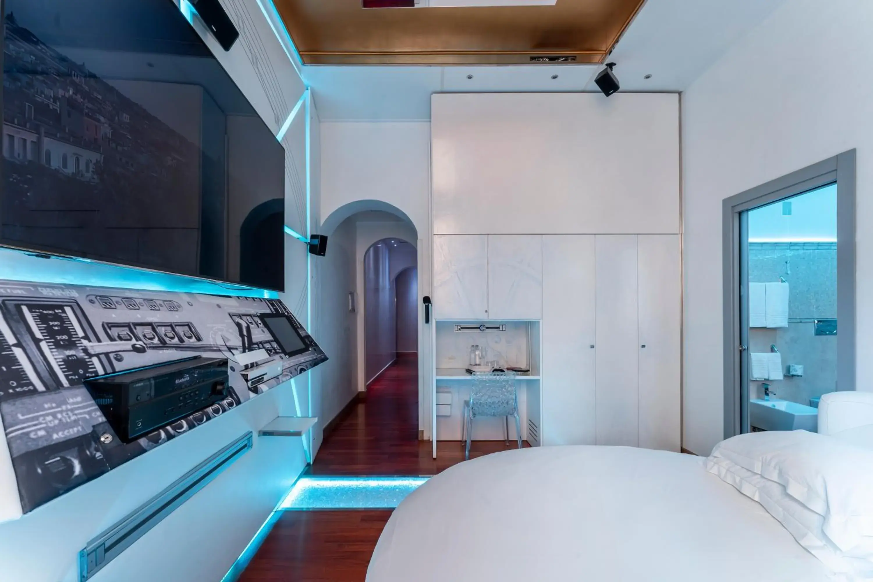 Karaoke, Bed in Hotel Trecento Karaoke, Bed in Hotel Trecento