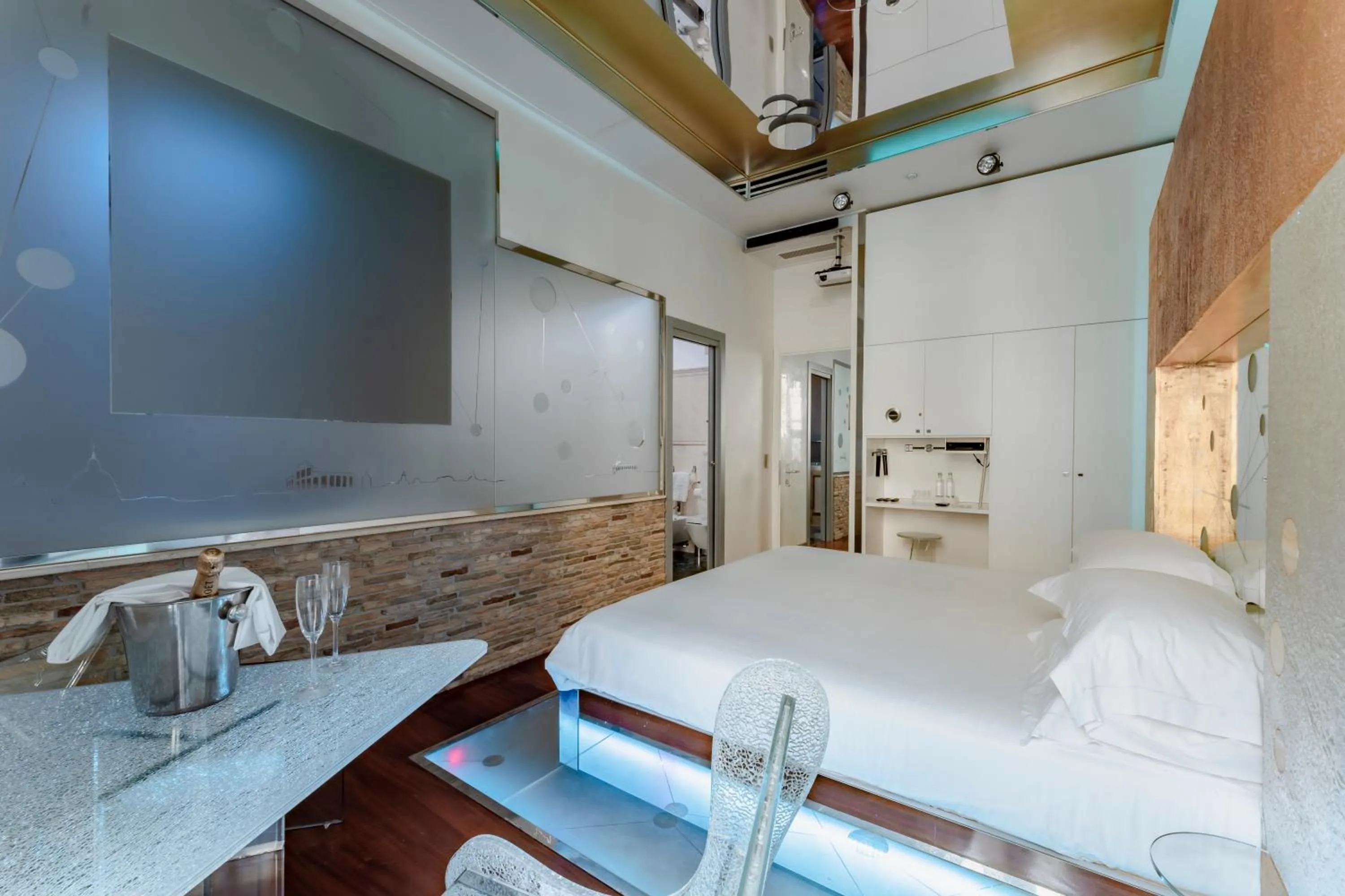 TV and multimedia, Bed in Hotel Trecento