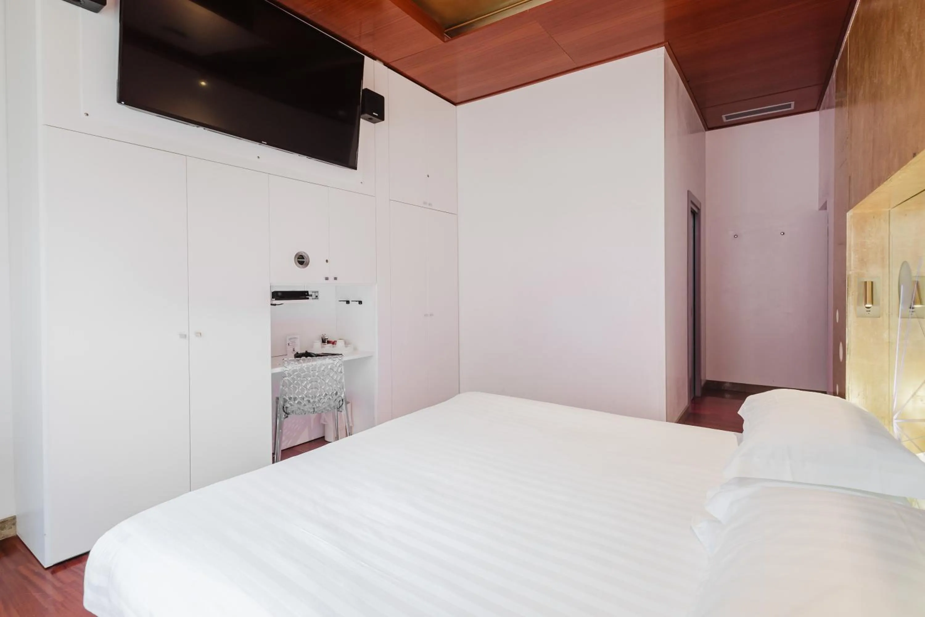 Communal lounge/ TV room, Bed in Hotel Trecento