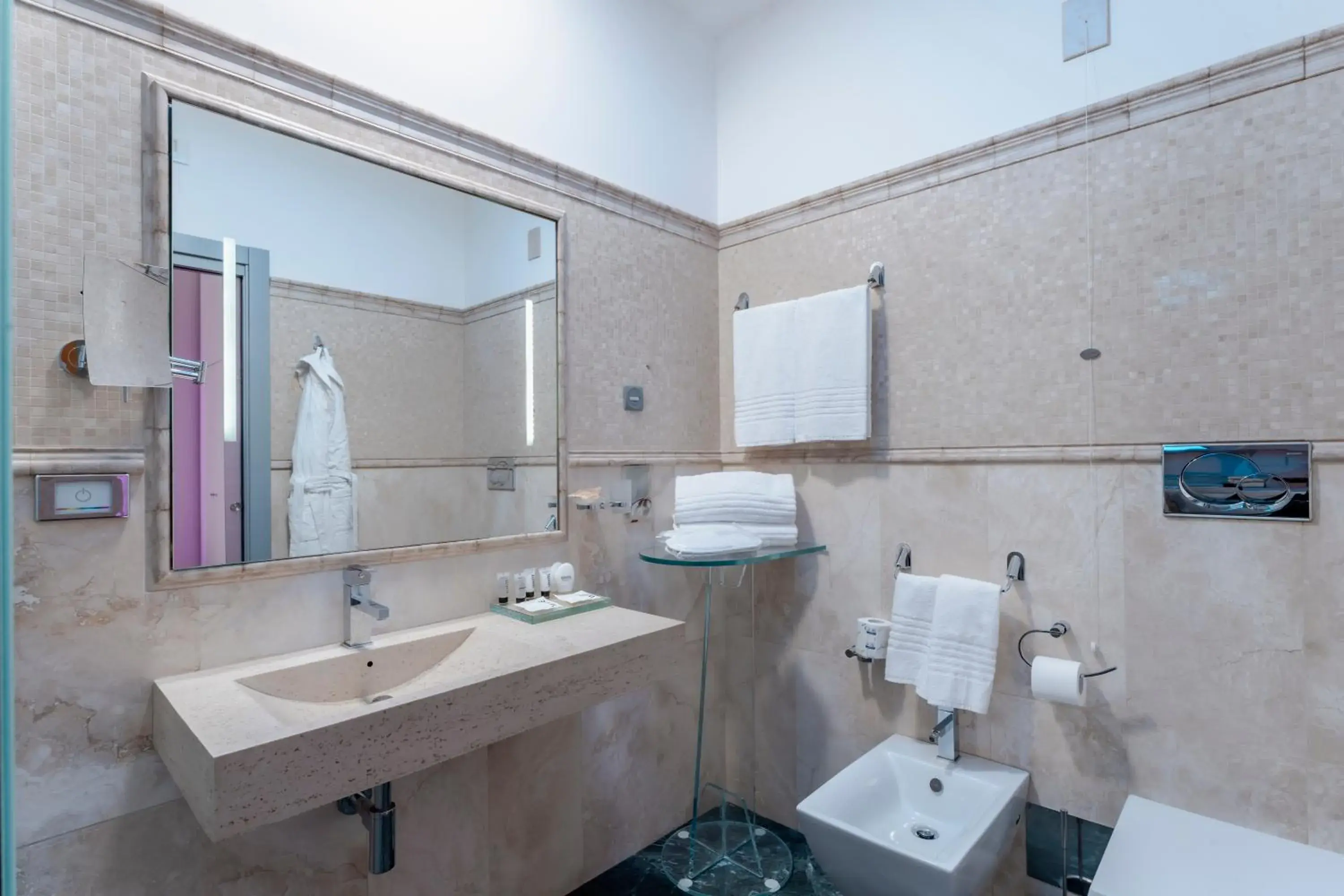 Toilet in Hotel Trecento Toilet in Hotel Trecento