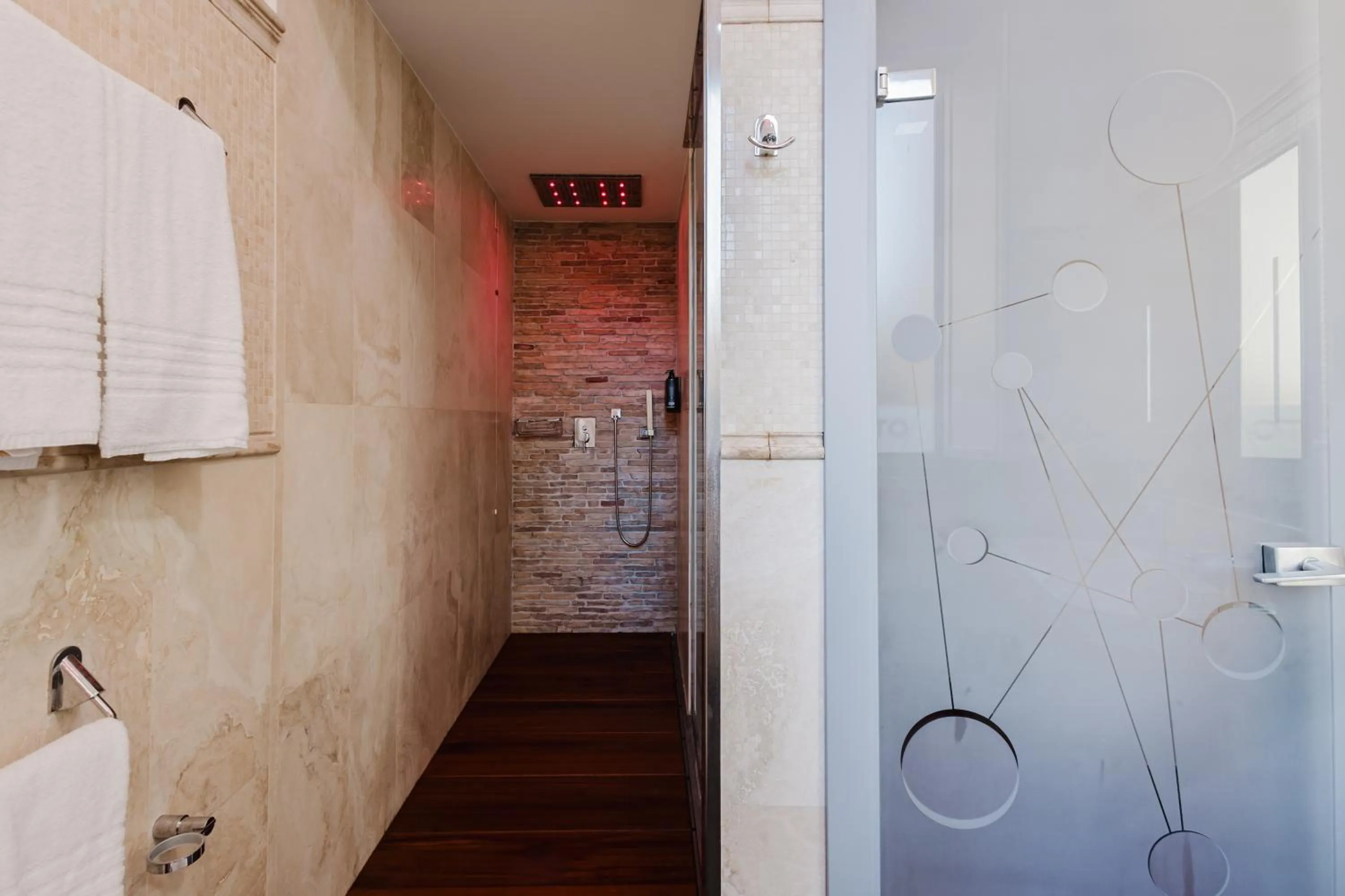 Shower in Hotel Trecento