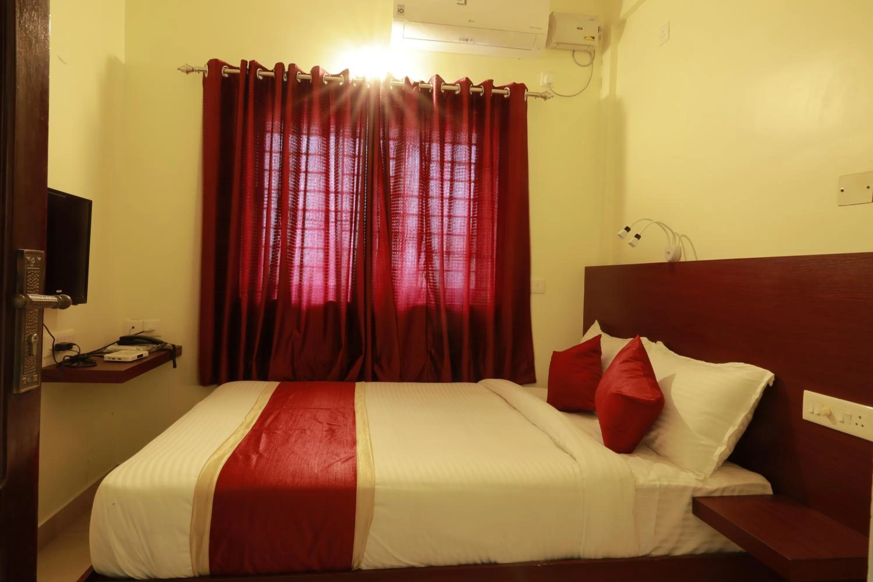 Bed in BLUEWAY RESIDENCY BUSINESS BOUTIQUE HOTEL