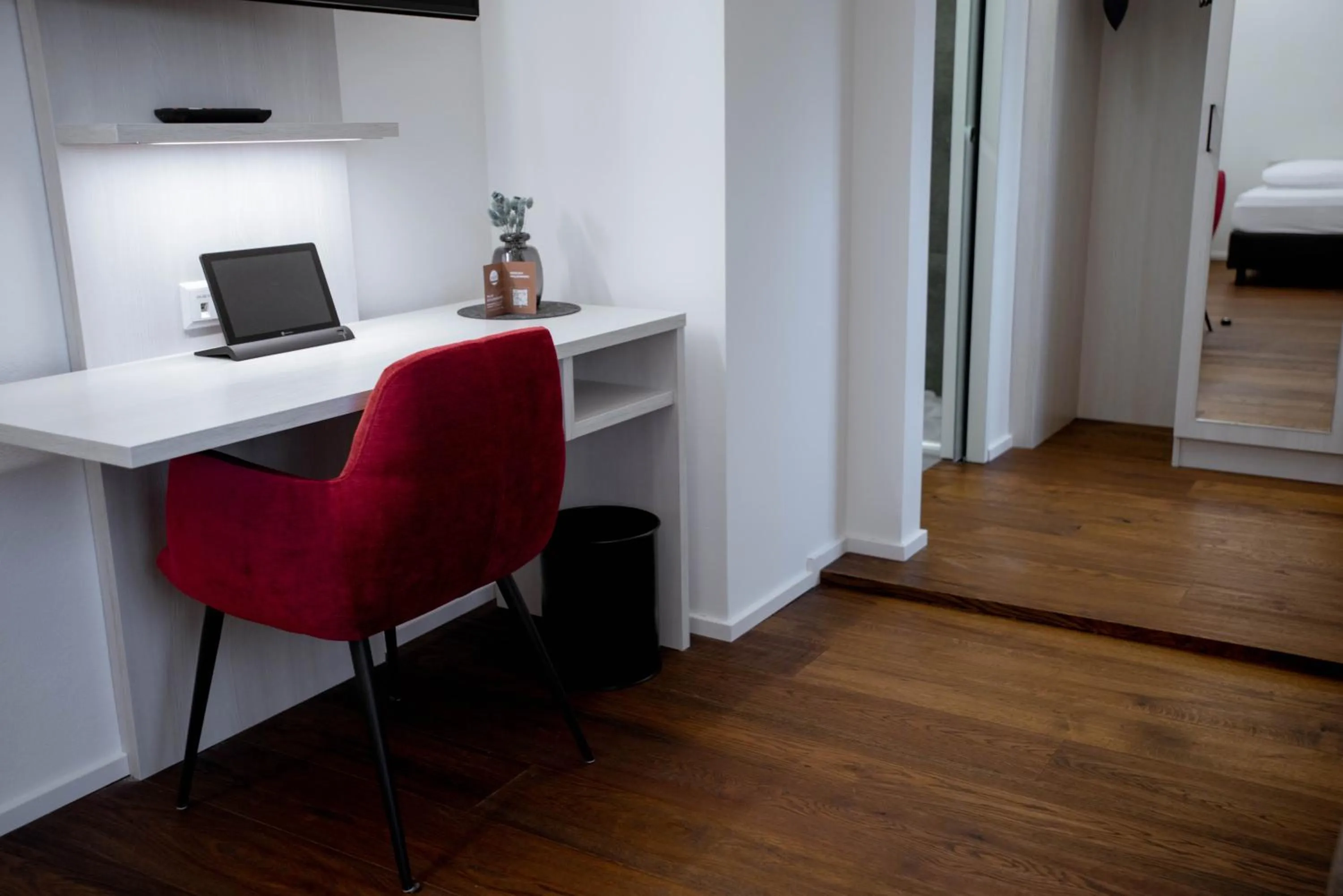 TV and multimedia, Bed in Reos Hotel Wangen