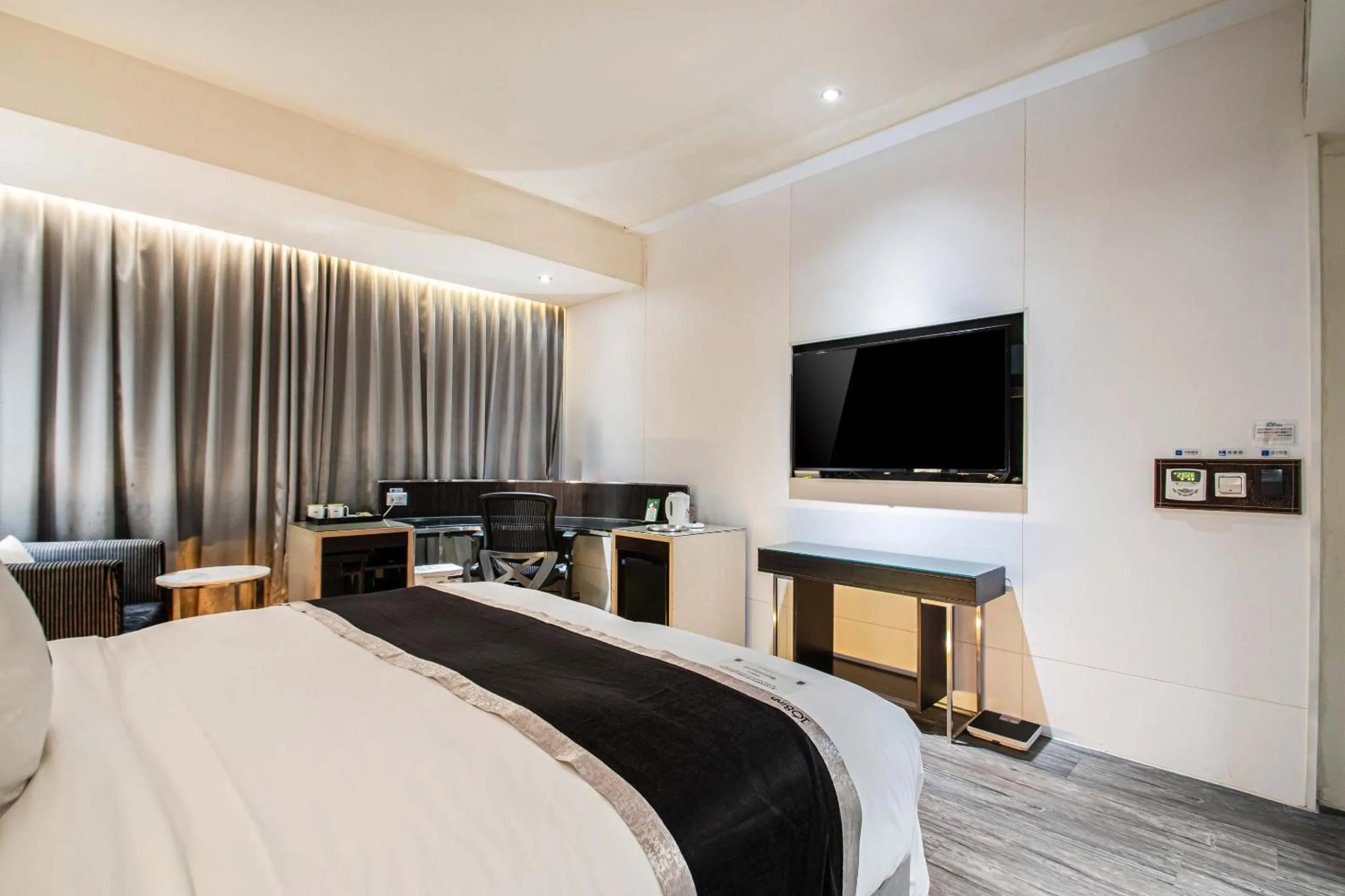 Decorative detail, Bed in 168 Motel-Hsinchu