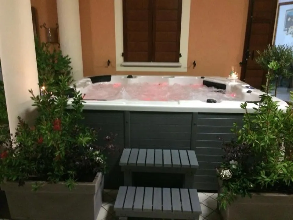 Open Air Bath in Residence Villa degli Ulivi