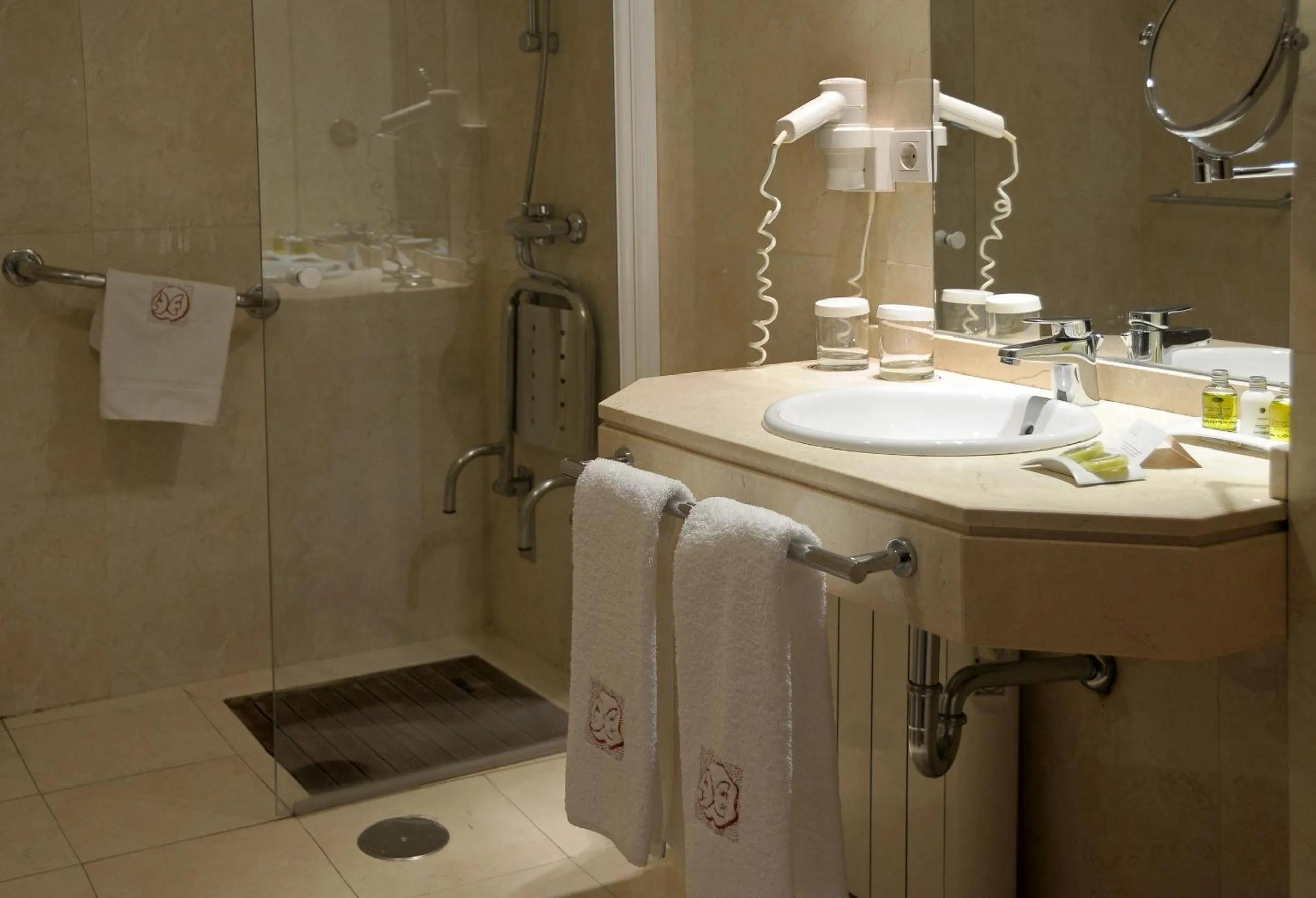 Bathroom in Hotel Puerta de la Luna