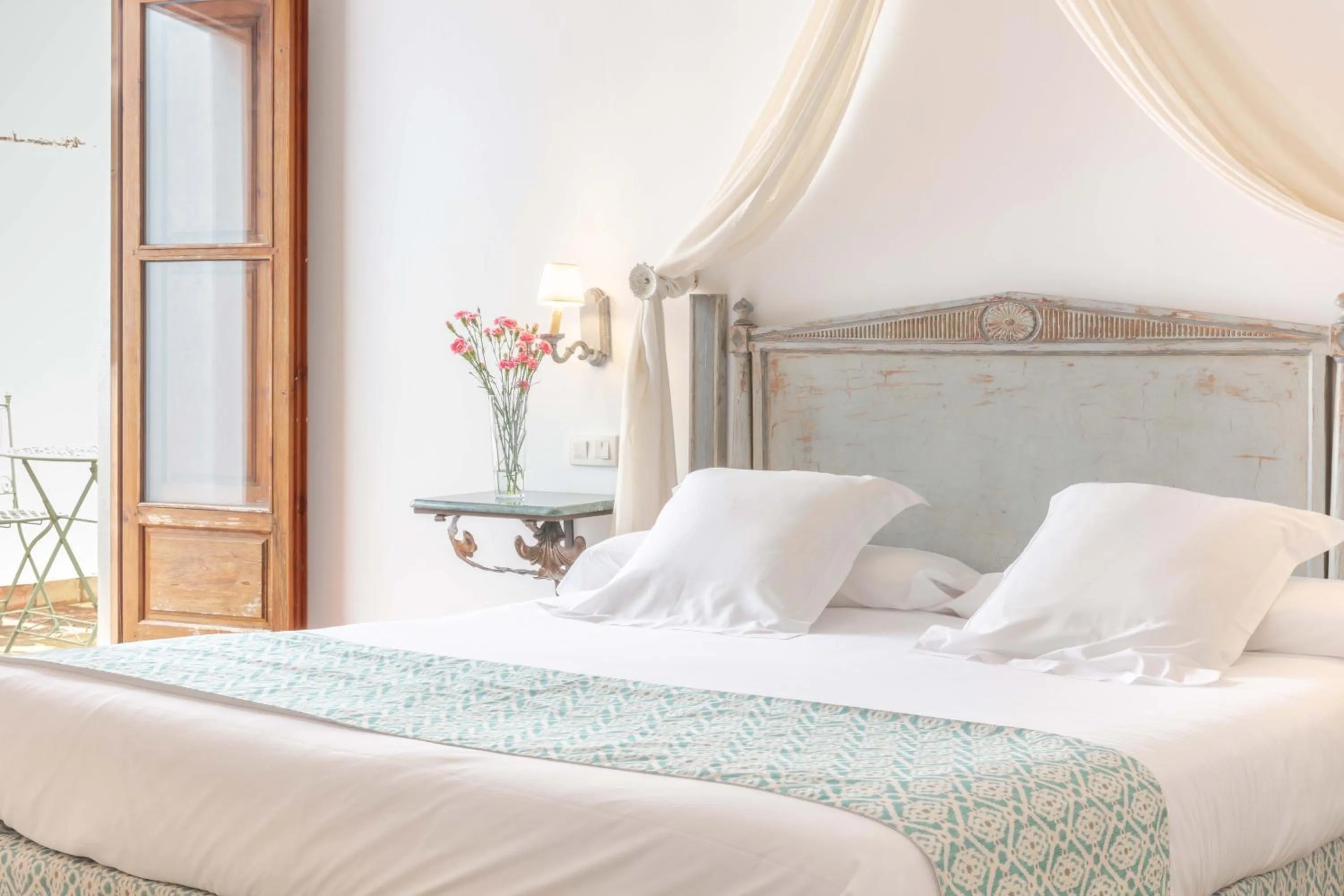 Bed in Hotel Puerta de la Luna