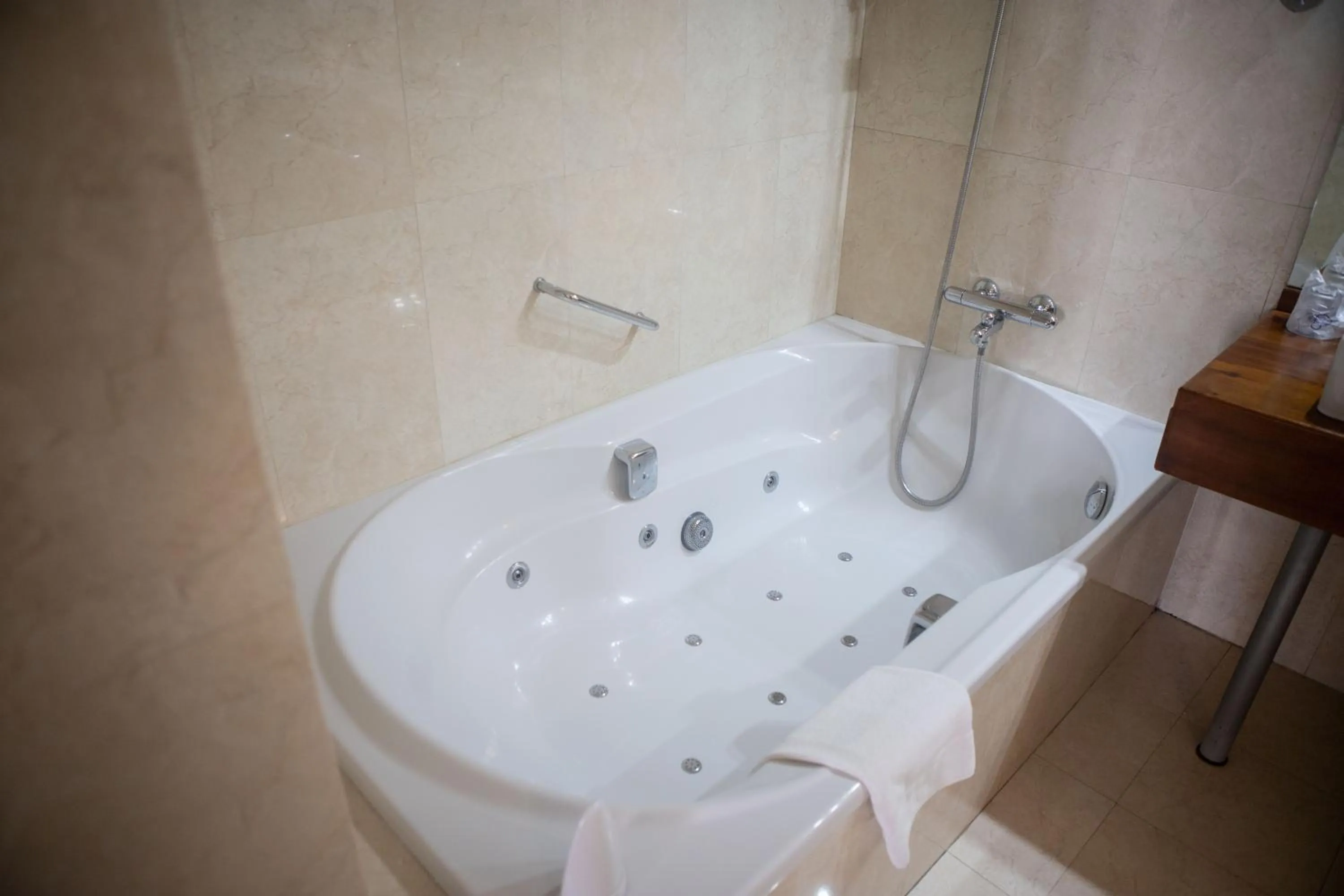 Hot Tub in Hotel Puerta de la Luna