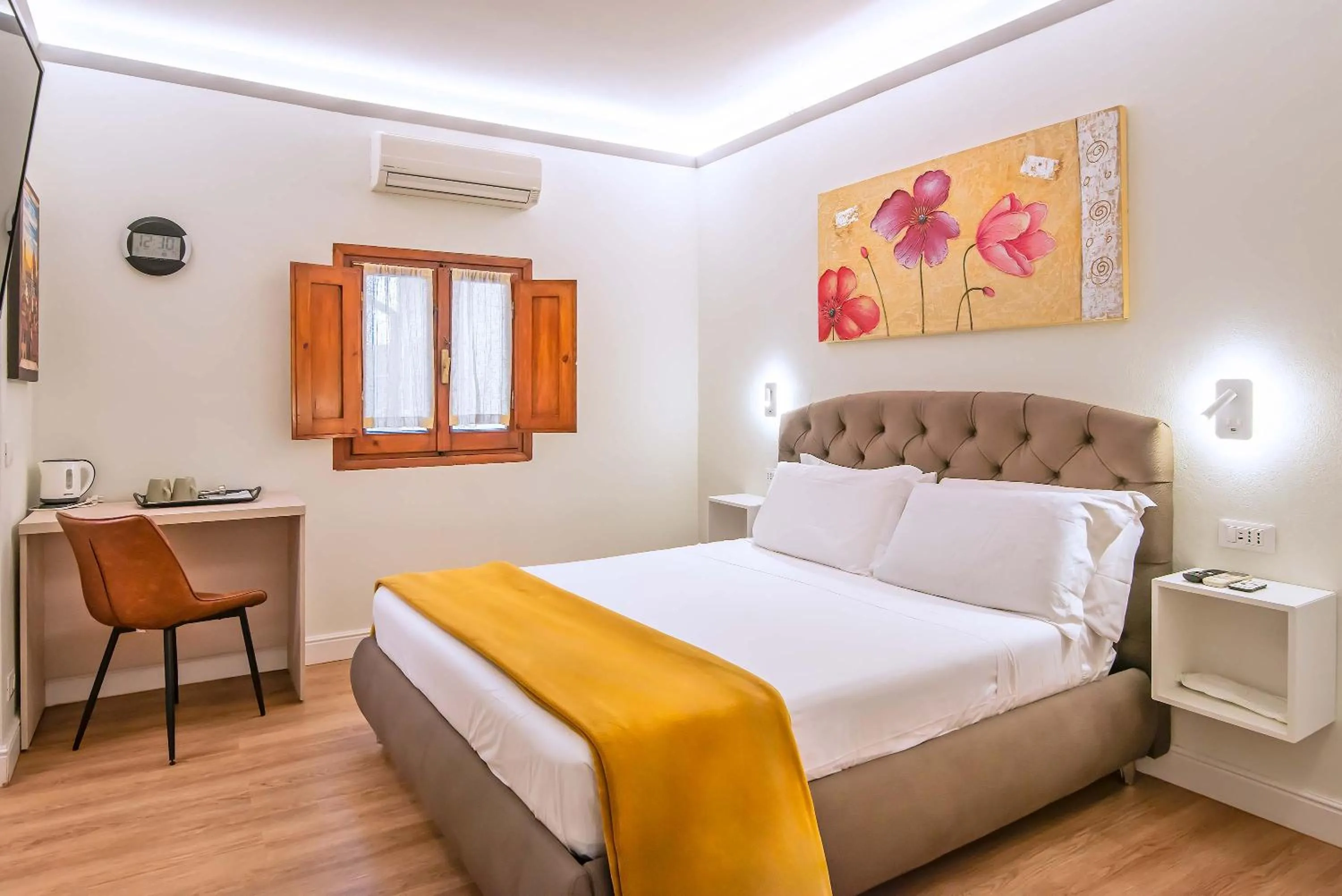 Photo of the whole room, Bed in Marco's Way