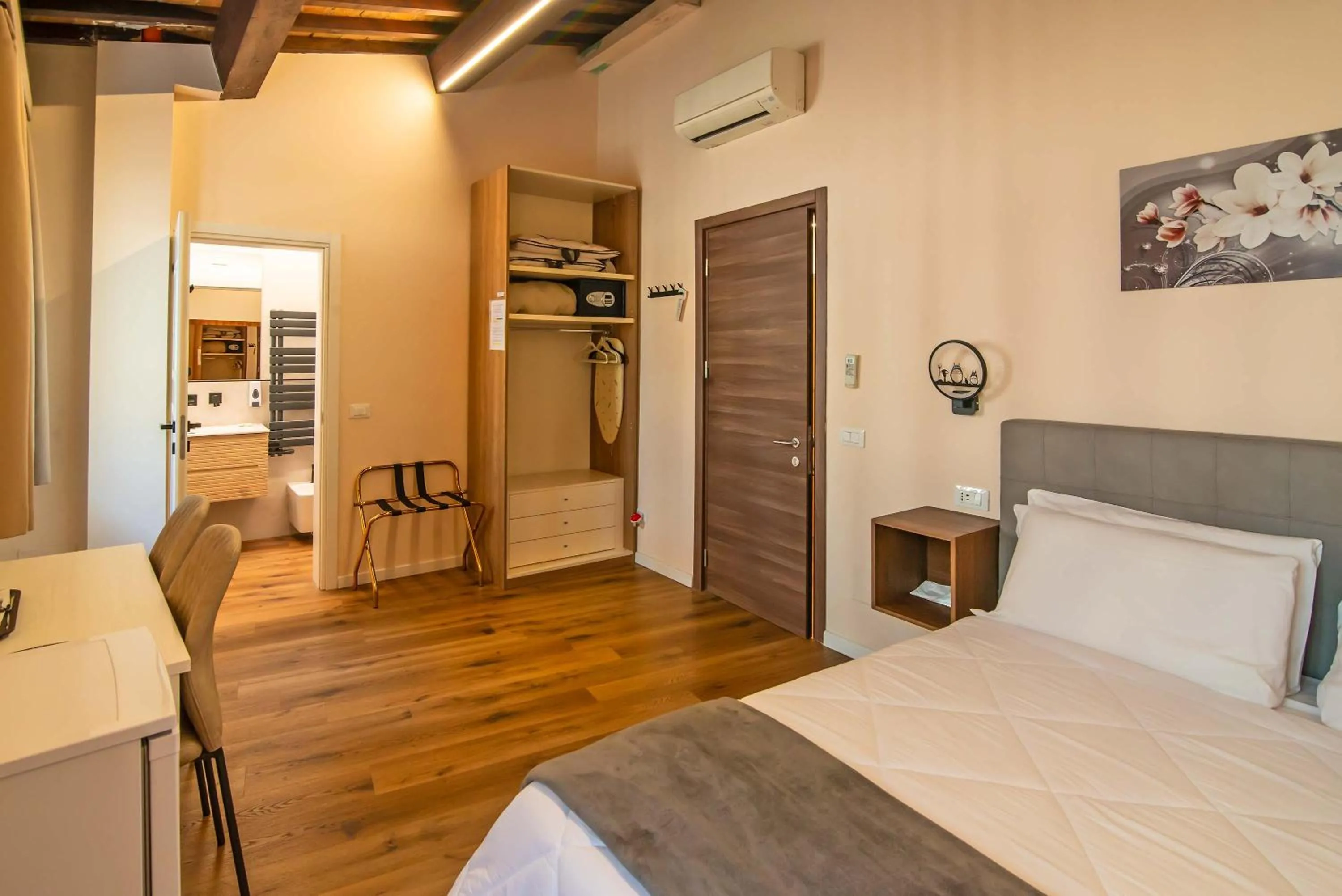 flat iron, Bed in Marco's Way