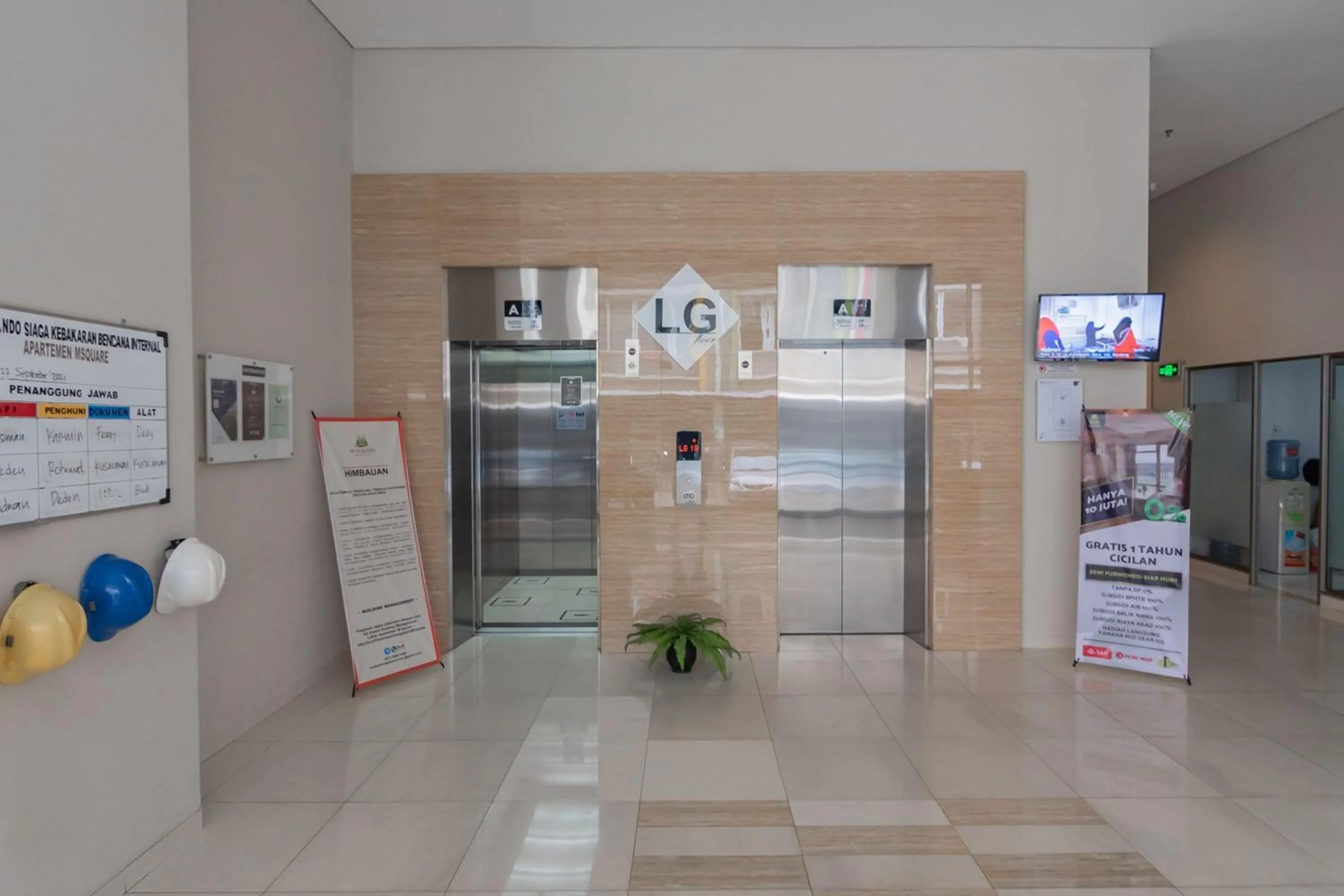 elevator in RedLiving Apartemen Mekarwangi Square - M Express