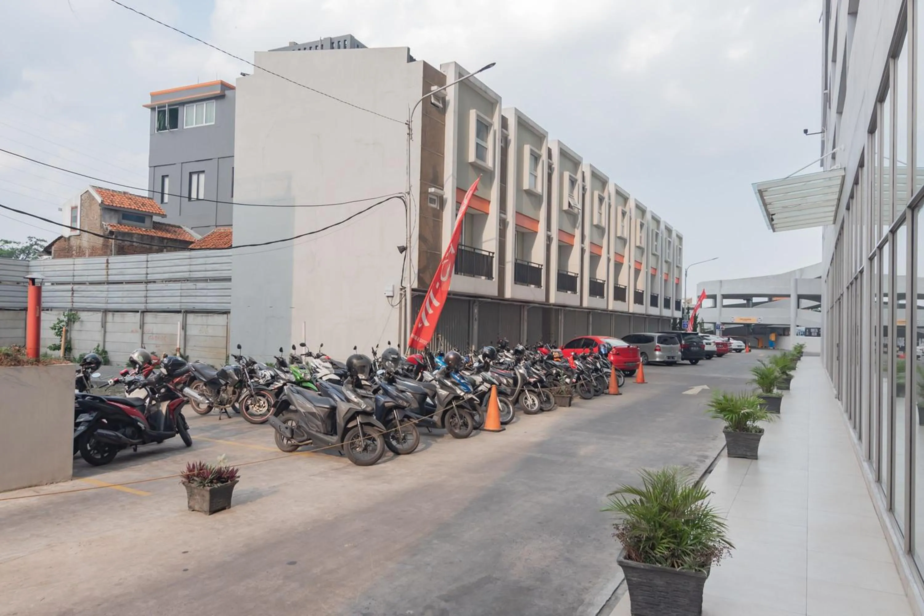 Property building in RedLiving Apartemen Mekarwangi Square - M Express