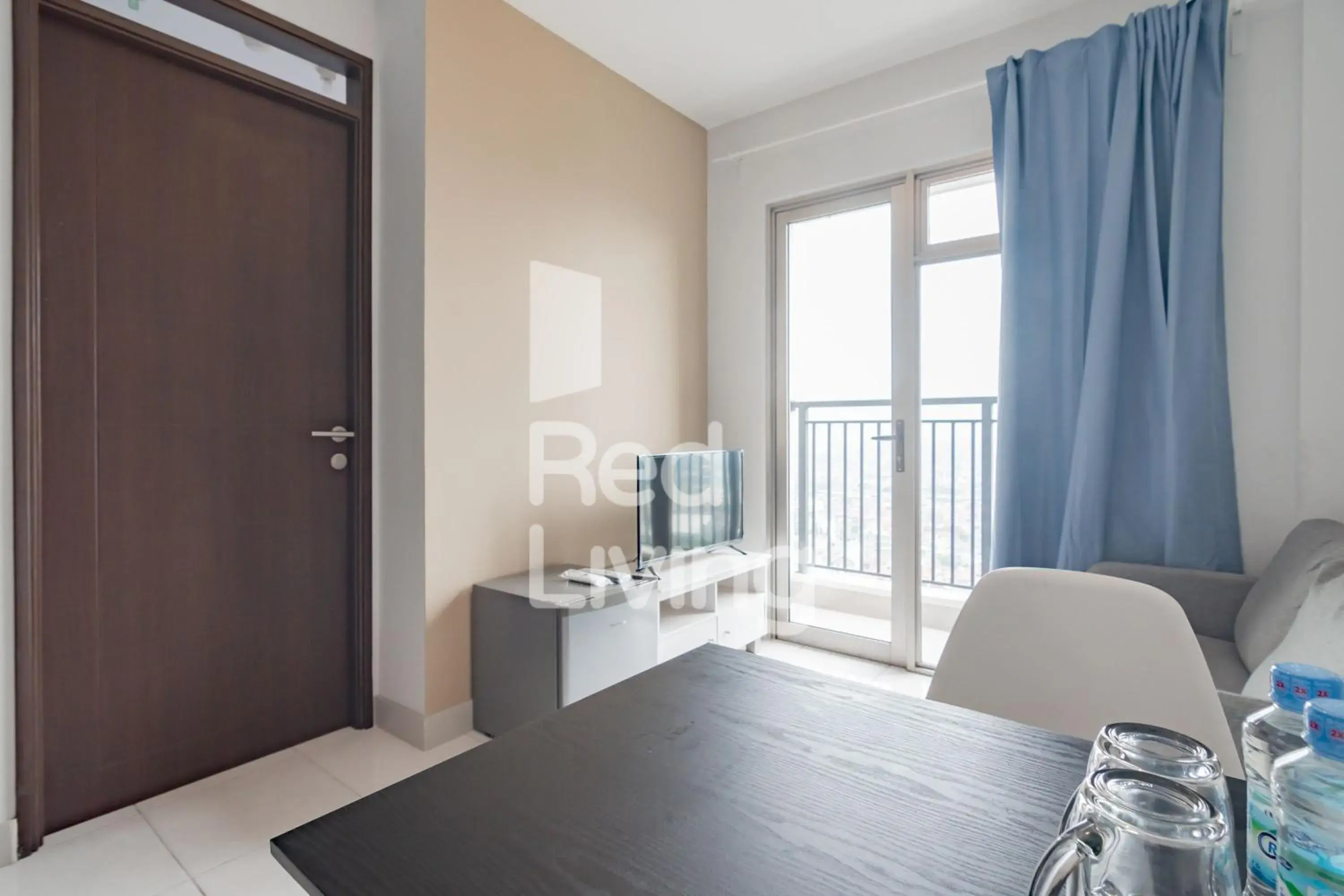 Living room in RedLiving Apartemen Mekarwangi Square - M Express Living room in RedLiving Apartemen Mekarwangi Square - M Express