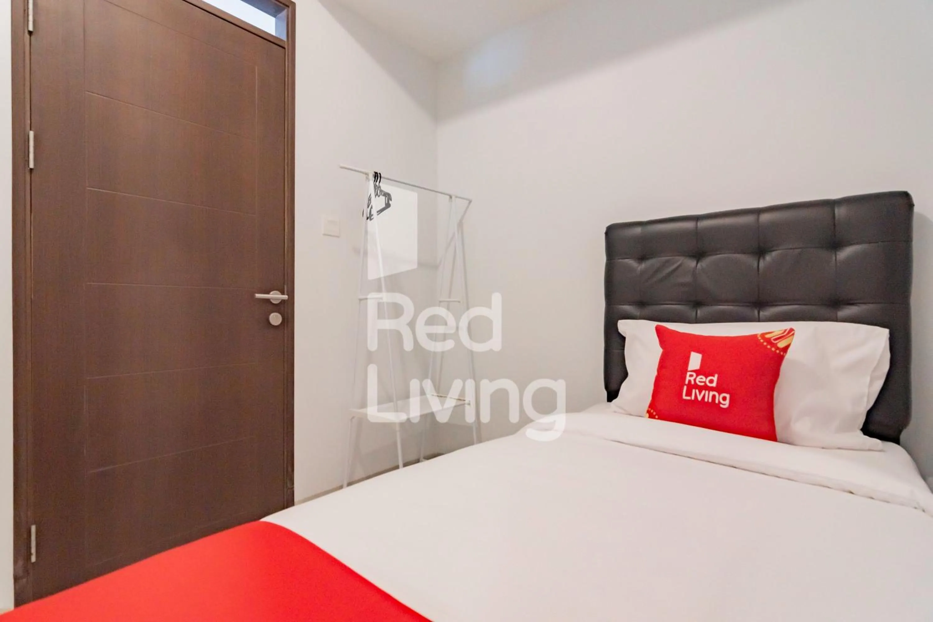 Bedroom, Bed in RedLiving Apartemen Mekarwangi Square - M Express