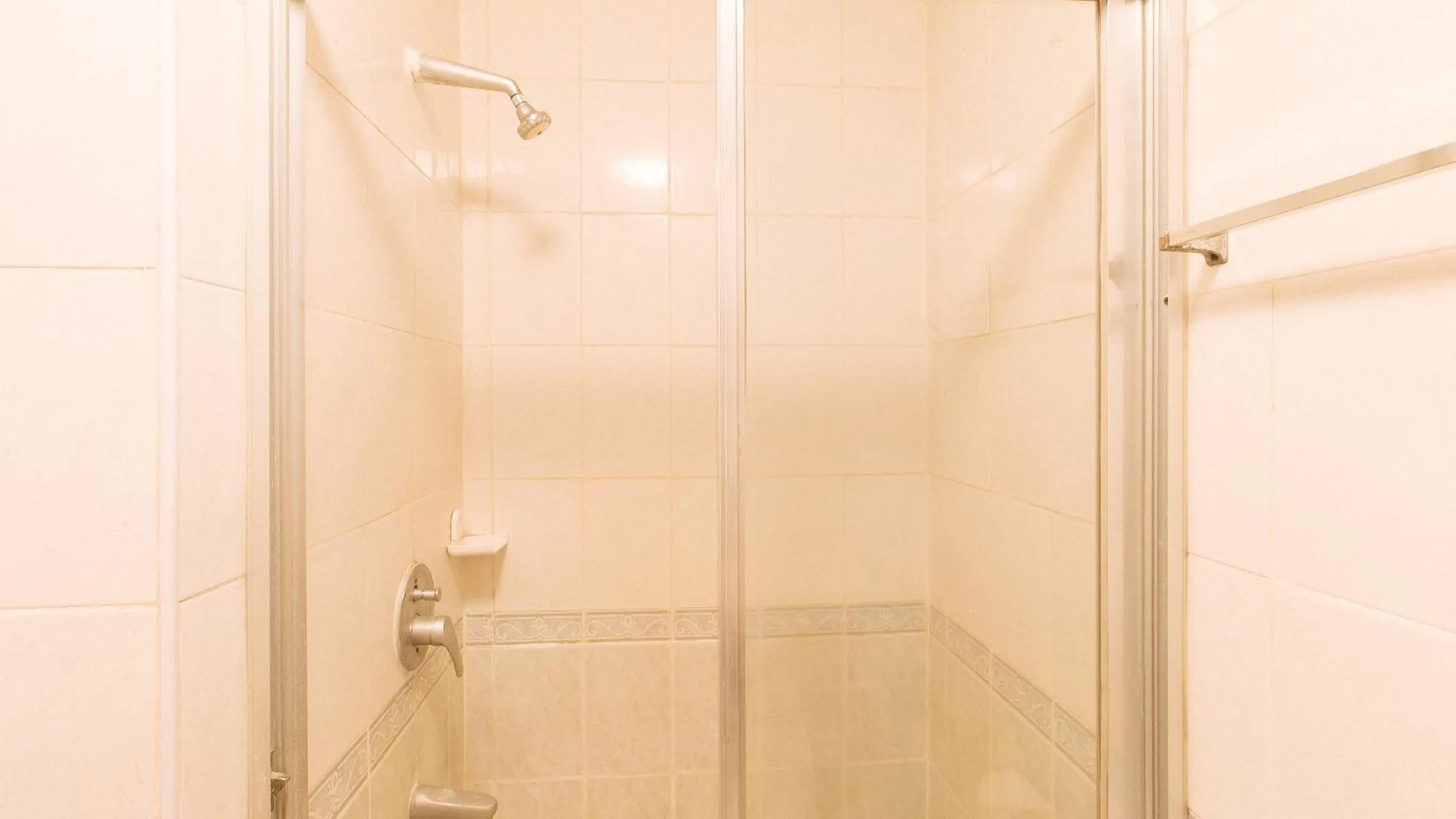 Shower in RedDoorz @ Manila Airport Hotel