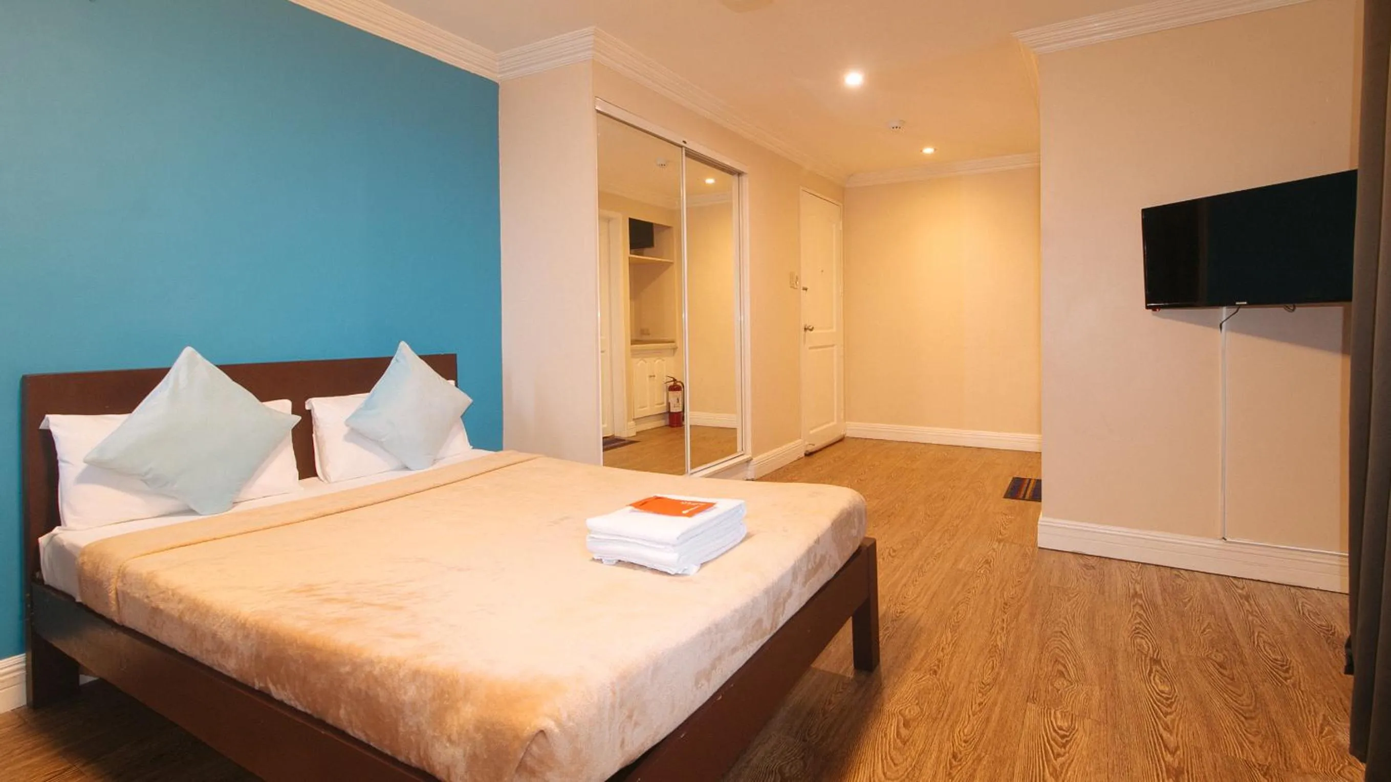 Bed in RedDoorz @ Manila Airport Hotel