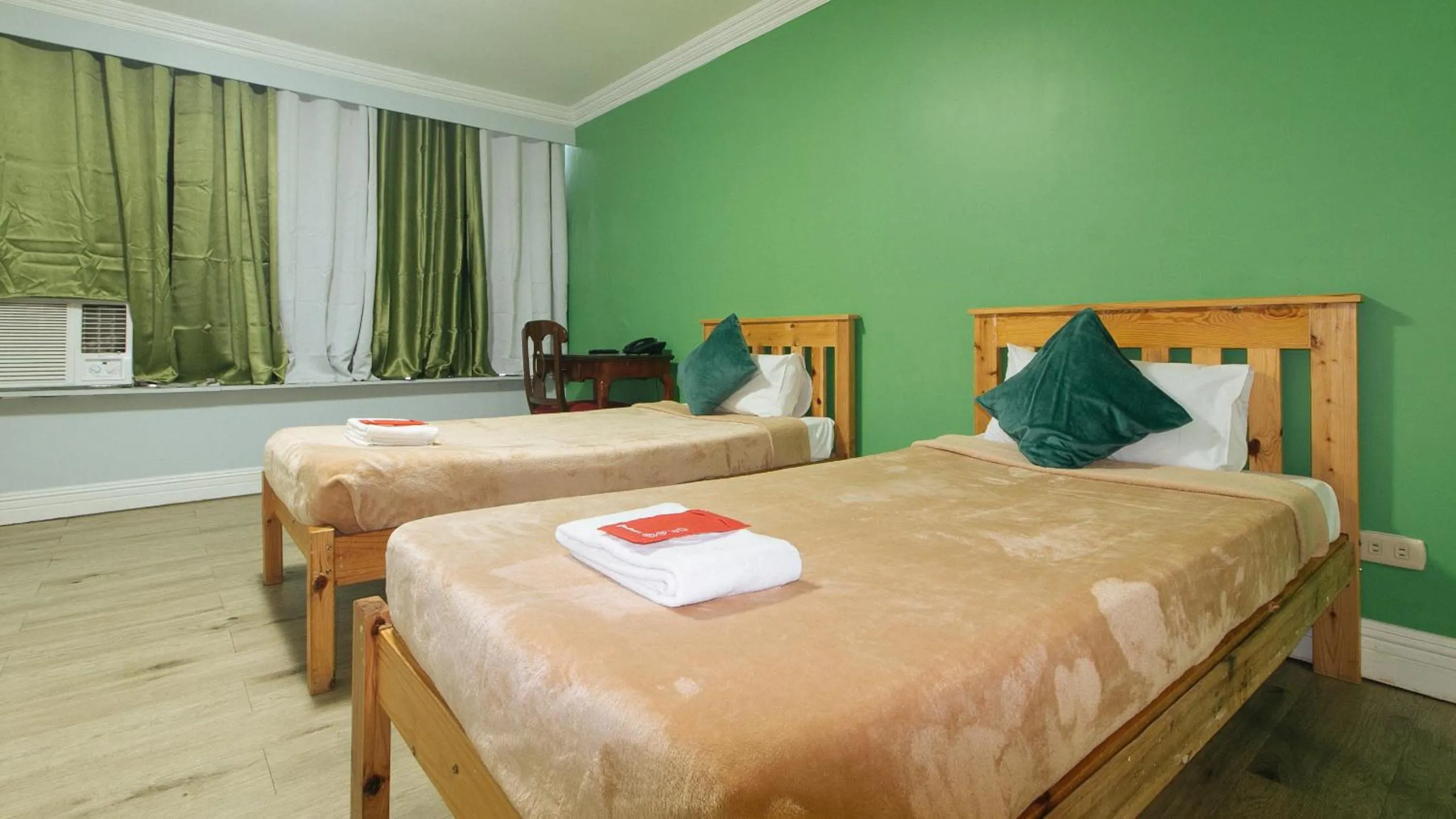 Bed in RedDoorz @ Manila Airport Hotel