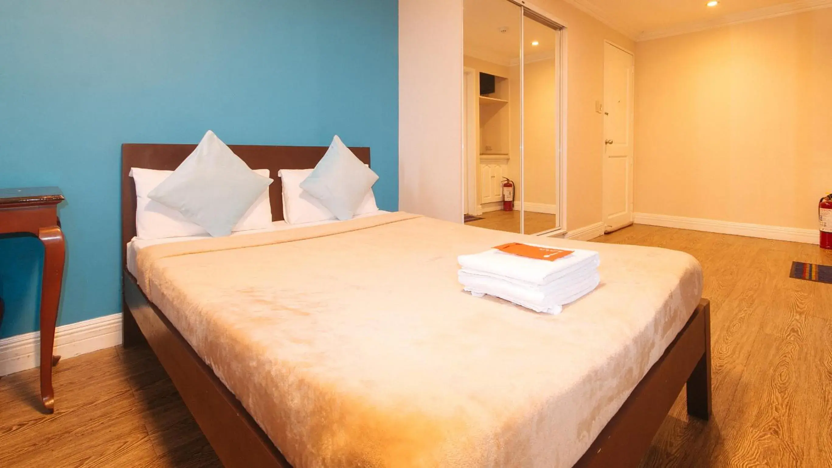 Standard Double Room in RedDoorz @ Manila Airport Hotel Standard Double Room in RedDoorz @ Manila Airport Hotel